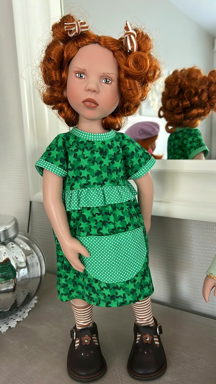 Trois Zwergnase en couleurs — collection de Dominique-Marie — Grande Zwergnase rousse de Dominique-Marie, aux boucles relevées, en robe verte à motifs et finitions à pois blancs, avec chaussettes rayées et chaussures sombres à fleur — vue 3.