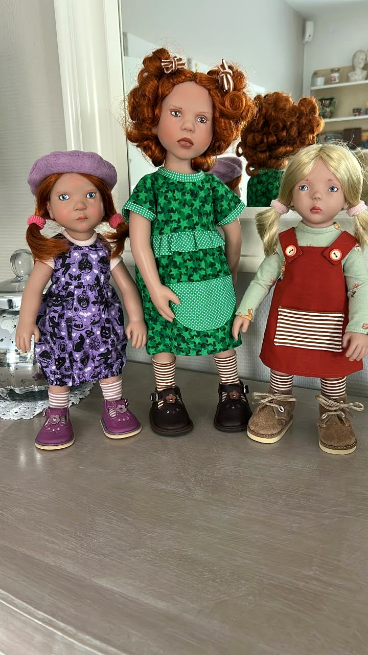 Trois Zwergnase en couleurs — collection de Dominique-Marie — Les trois Zwergnase de Dominique-Marie réunies : petite rousse en violet, grande rousse en robe verte et petite blonde en chasuble rouge brique — vue 1.