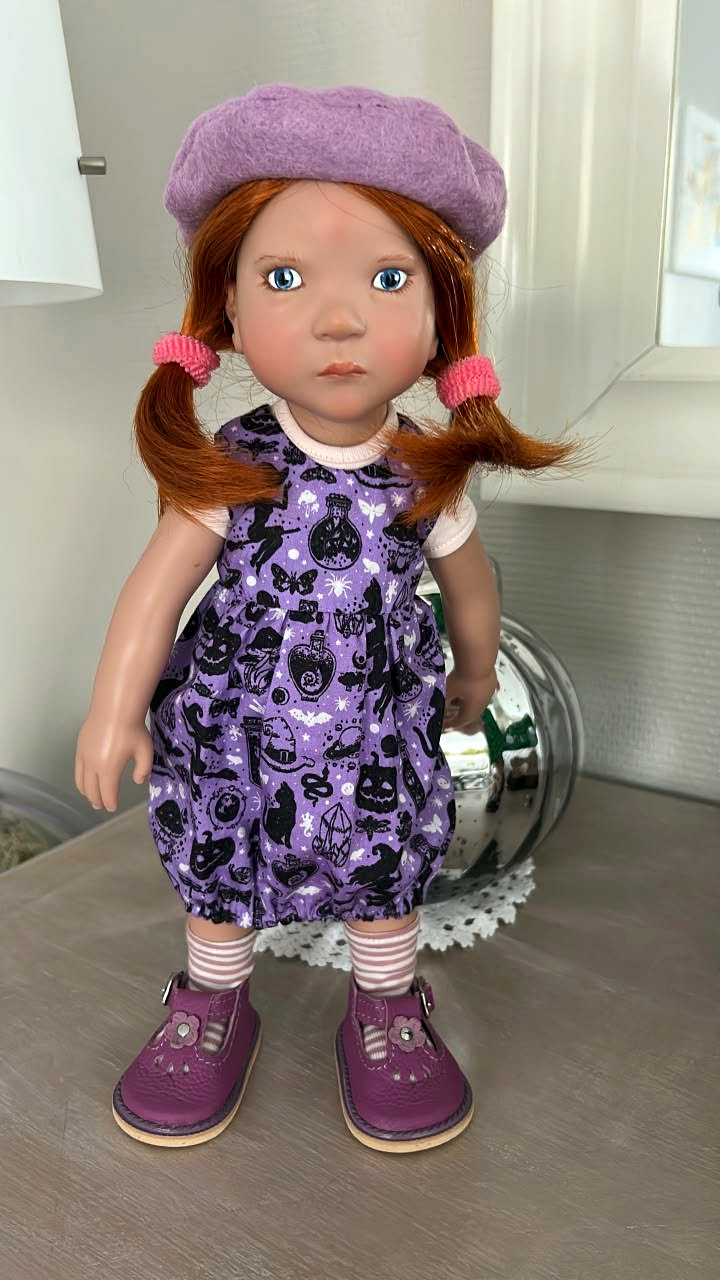 Trois Zwergnase en couleurs — collection de Dominique-Marie — Petite Zwergnase rousse de Dominique-Marie, coiffée de couettes sous un béret violet, en robe violette à motifs de chats et de chauves-souris, avec chaussures assorties — vue 4.