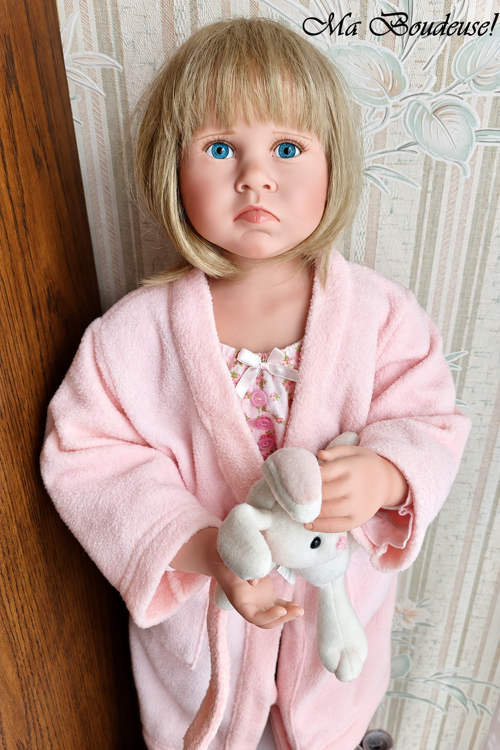 Bébés réalistes en vinyle — collection de Martine — Bébé aux cheveux blonds et aux yeux clairs, avec un manteau rose et un petit lapin blanc — vue 2.