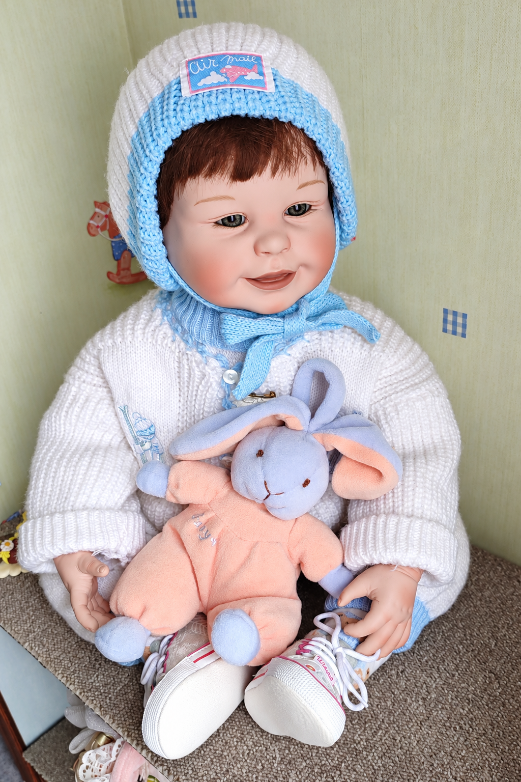 Bébés réalistes en vinyle — collection de Martine — Bébé en bonnet bleu et gilet blanc, tenant une peluche aux oreilles tombantes — vue 4.