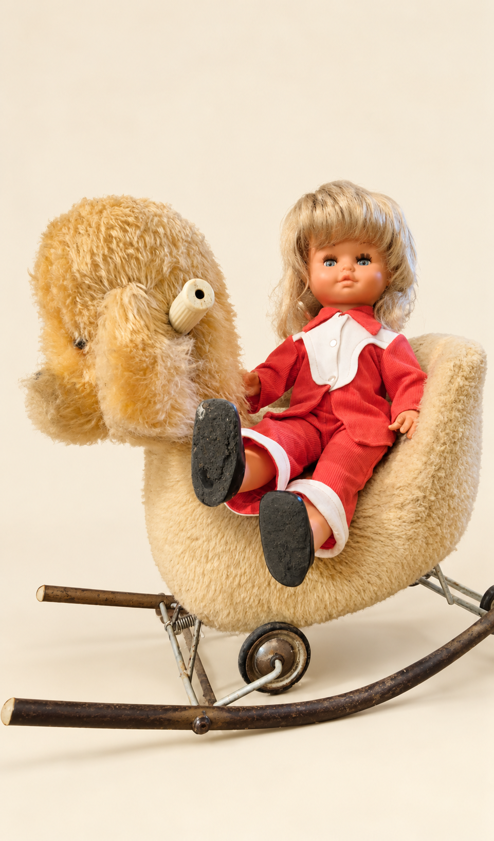 Patricia, poupée marcheuse de Gégé, 45 cm — collection de Véronique — Patricia assise sur le chien en peluche à bascule — collection de Véronique — vue 4.