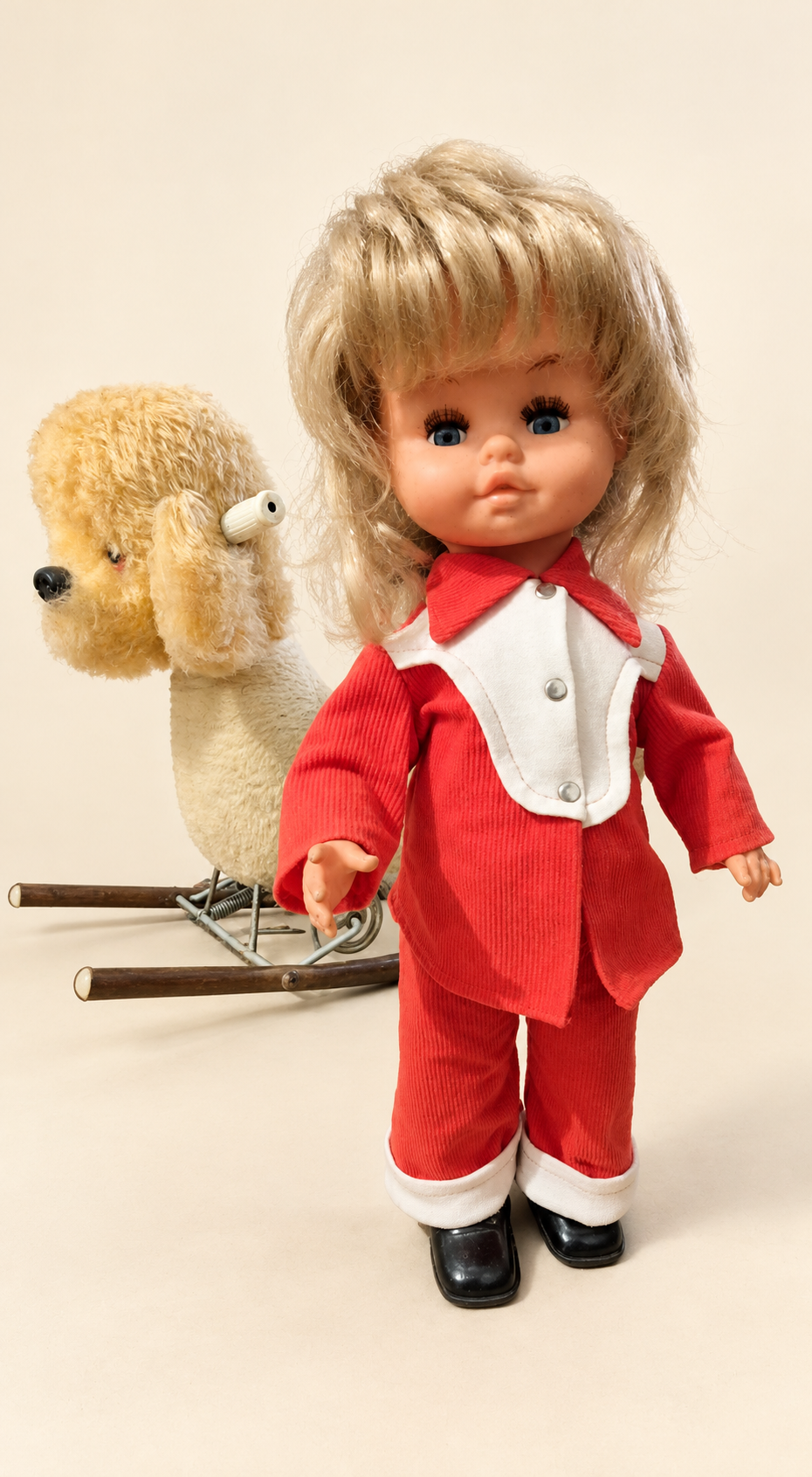 Patricia, poupée marcheuse de Gégé, 45 cm — collection de Véronique — Patricia de Gégé auprès d’un chien en peluche sur un support à bascule — collection de Véronique — vue 3.