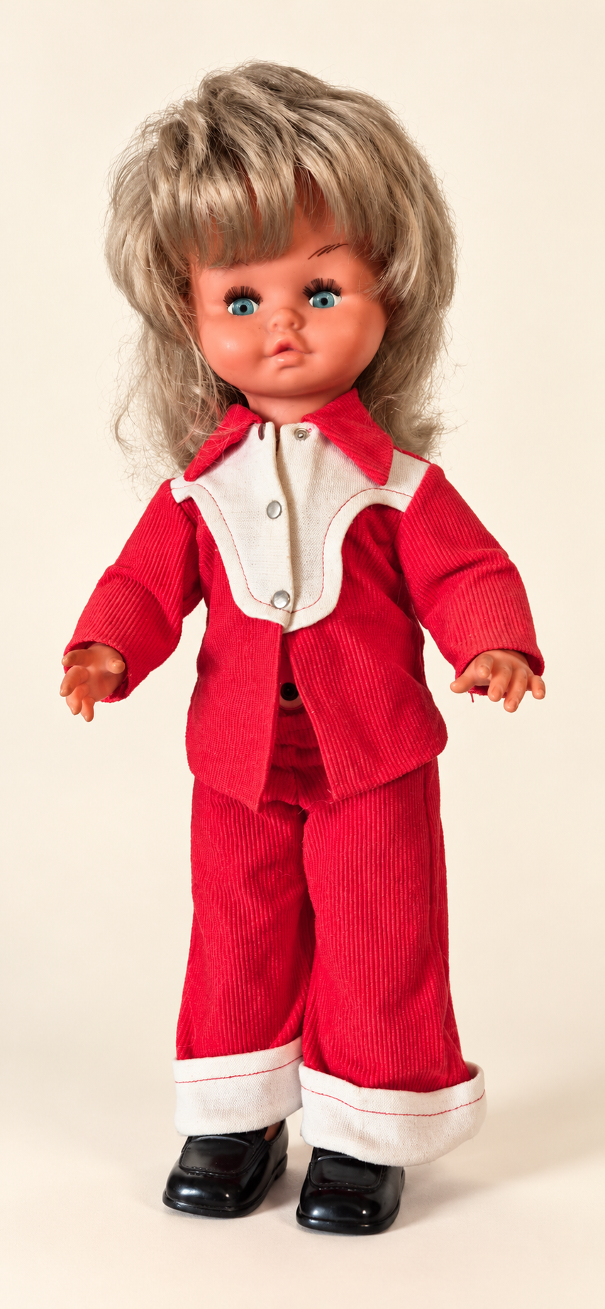 Patricia, poupée marcheuse de Gégé, 45 cm — collection de Véronique — Patricia, poupée marcheuse Gégé de 45 cm, en vêtements d’origine confirmés — vue de face — vue 1.