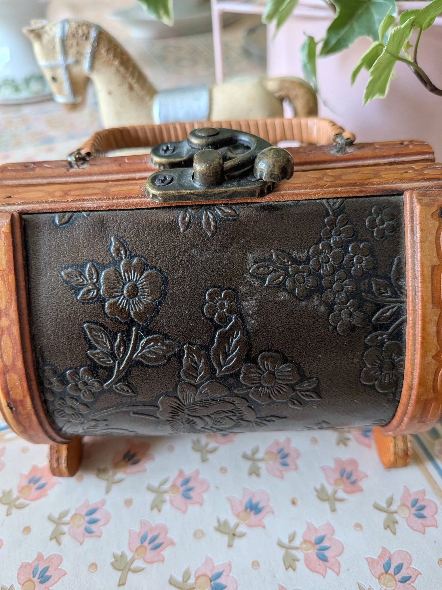 Deux petits baigneurs en celluloïd dans leur mallette — collection de Mireille — La mallette fermée et son décor floral — vue 6.