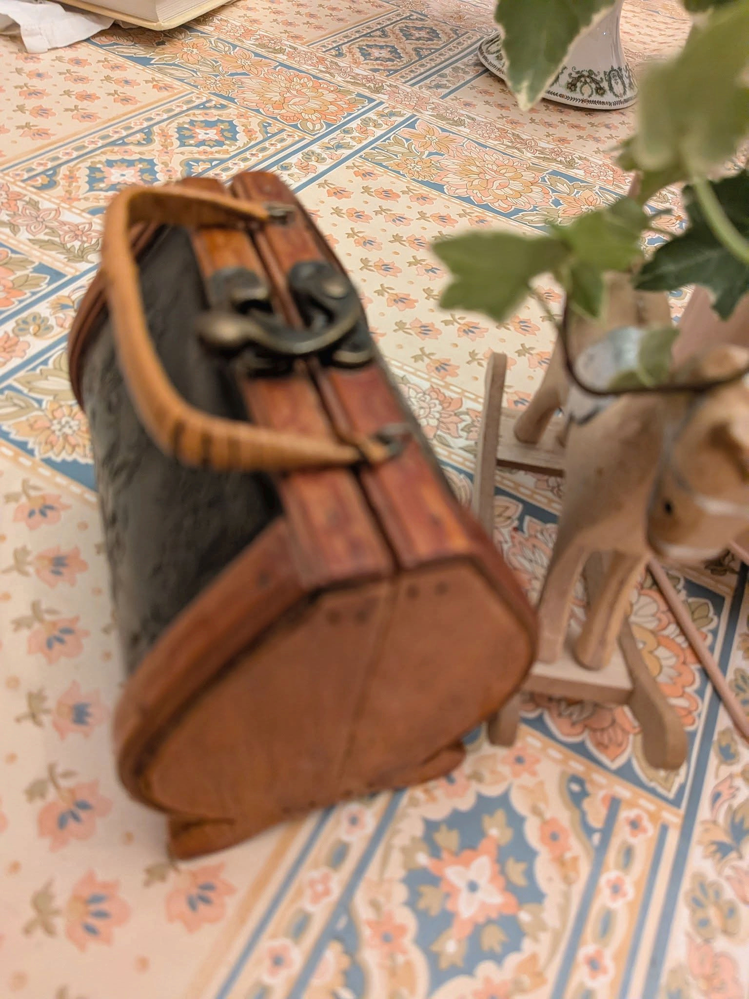 Deux petits baigneurs en celluloïd dans leur mallette — collection de Mireille — La mallette vue de côté — vue 7.