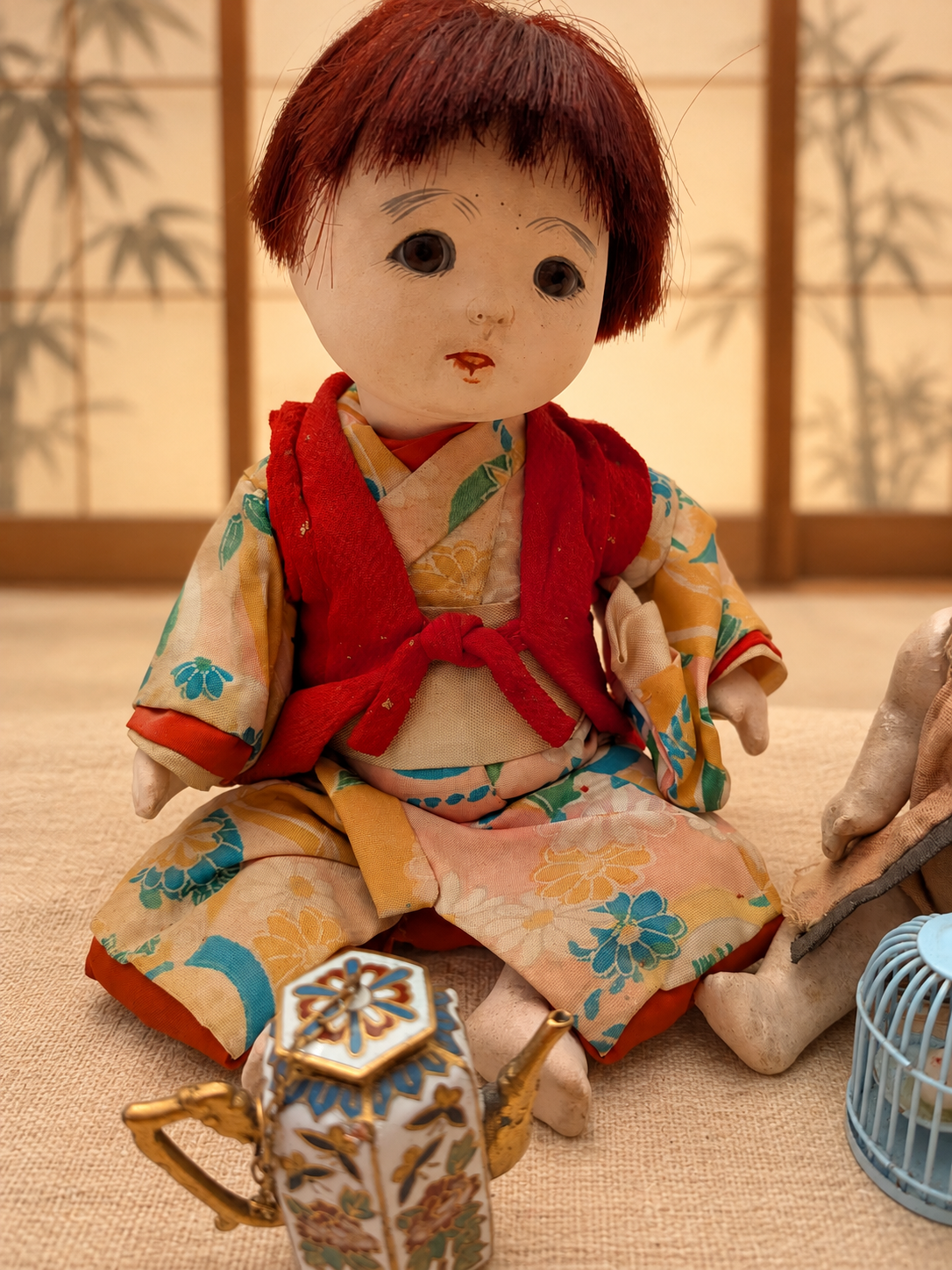 Deux poupées japonaises aux visages clairs — collection de Mireille — La poupée de Mireille en kimono fleuri et gilet rouge — vue 1.