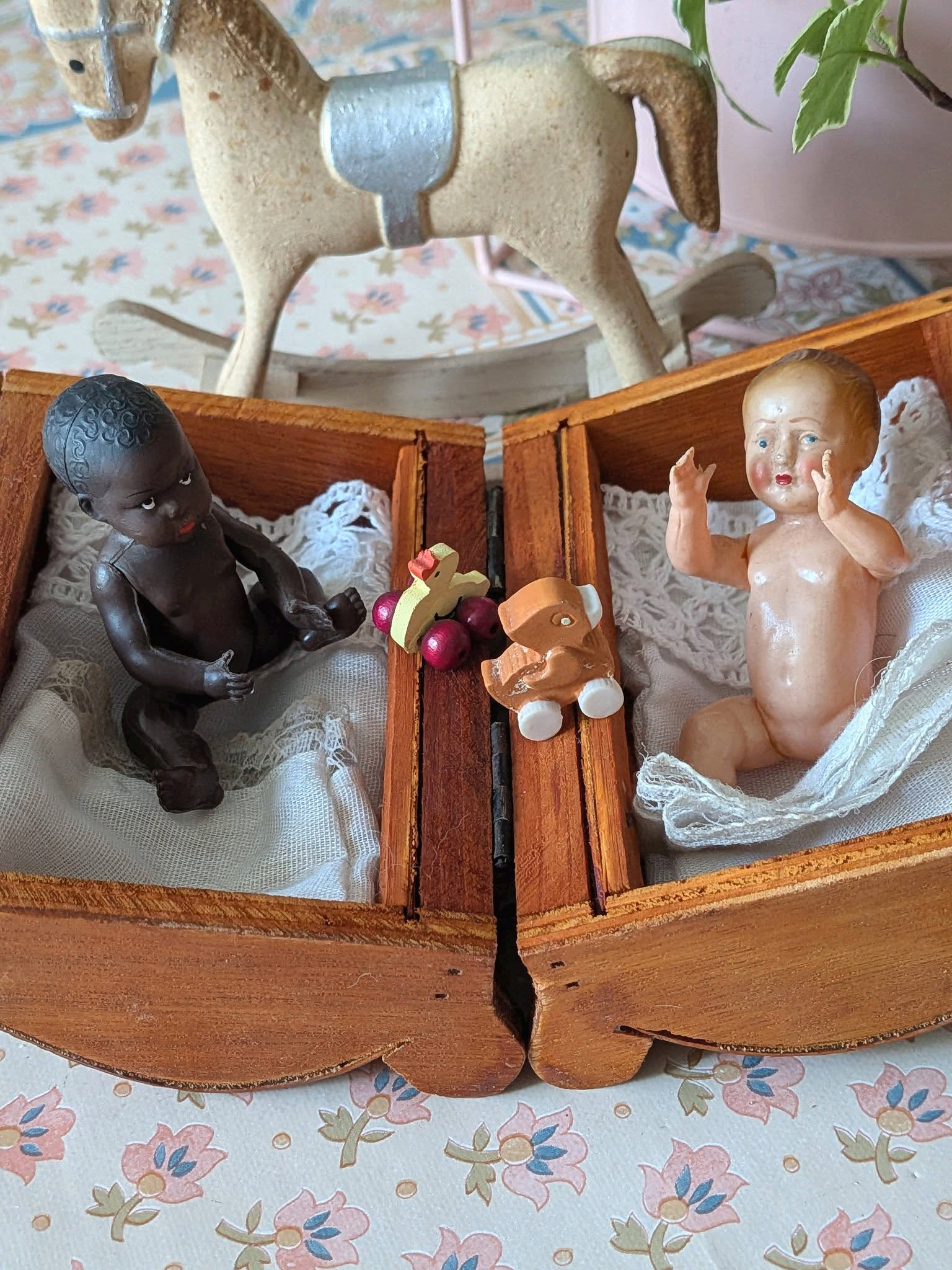 Deux petits baigneurs en celluloïd dans leur mallette — collection de Mireille — Les baigneurs et leurs petits jouets, avec un cheval à bascule en arrière-plan — vue 2.