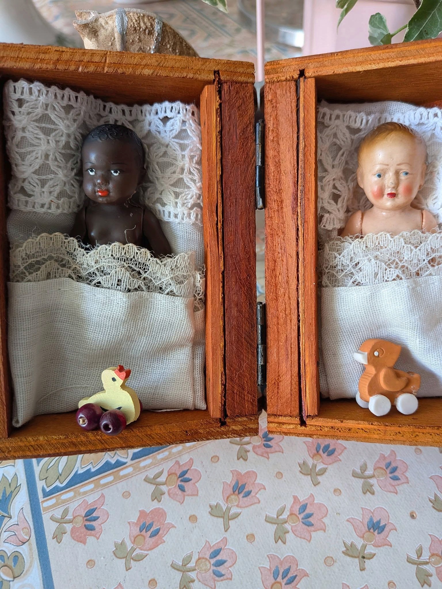 Deux petits baigneurs en celluloïd dans leur mallette — collection de Mireille — Les deux baigneurs dans les couchages de la mallette ouverte — vue 1.