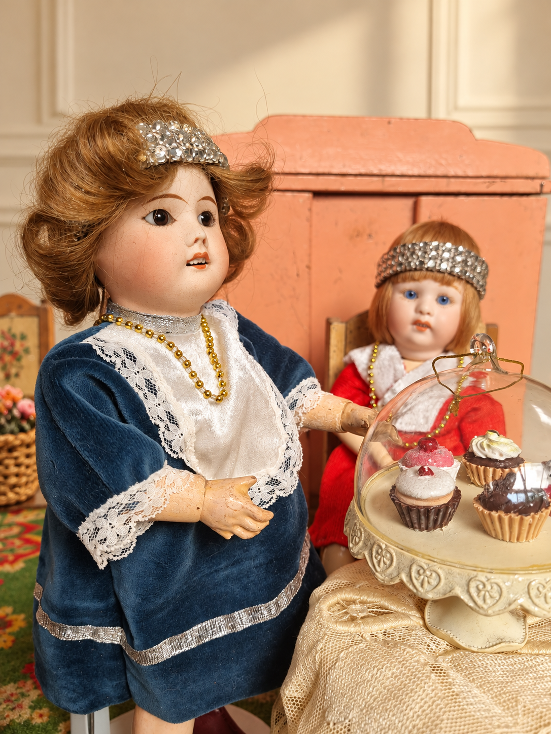 Bleuette et Loulotte — un bon dimanche chez Chris — Les deux poupées autour des pâtisseries miniatures présentées sous une cloche — vue 5.