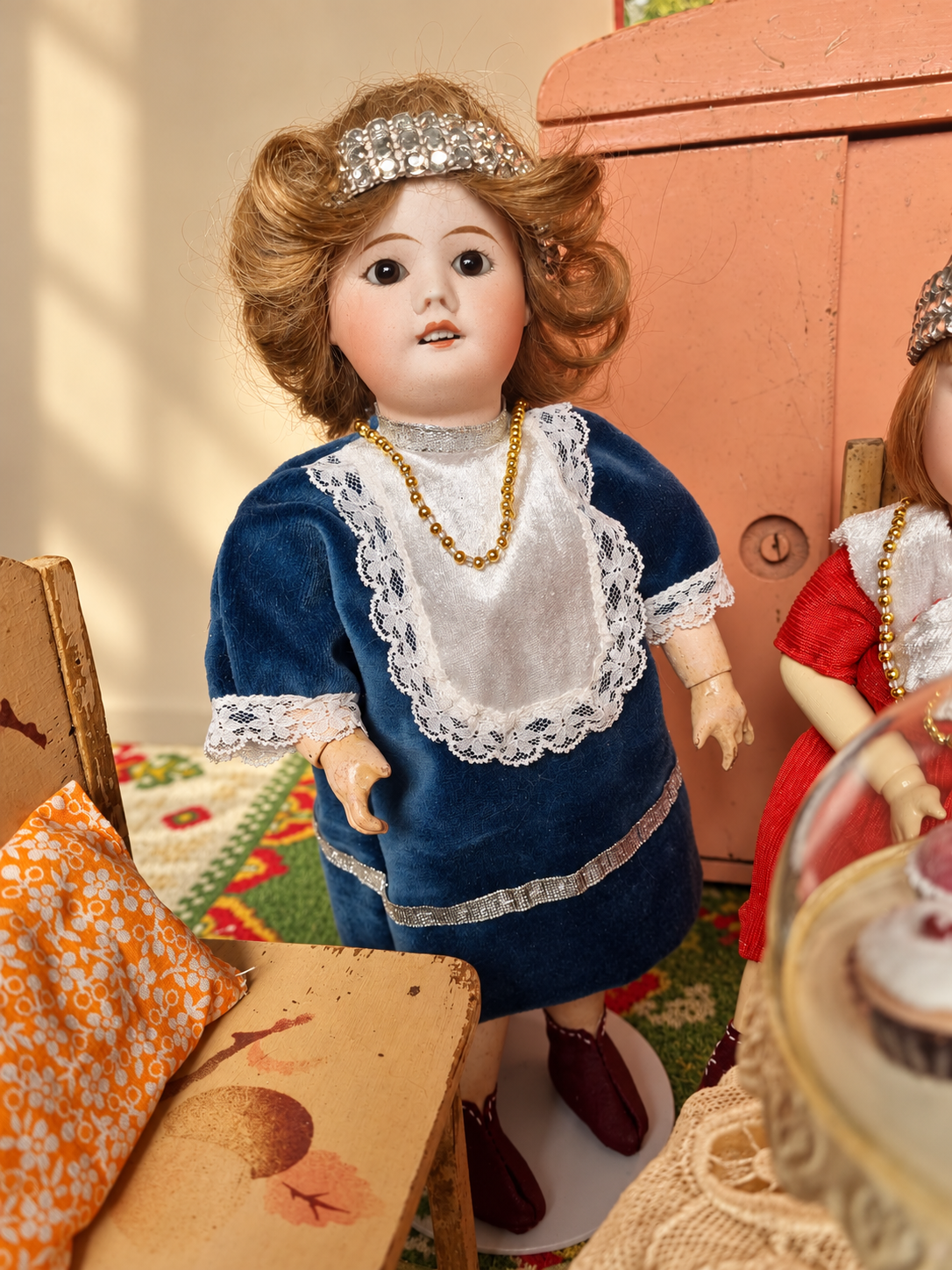Bleuette et Loulotte — un bon dimanche chez Chris — Portrait de la poupée en tenue bleue, avec ses dentelles et son bandeau argenté — vue 4.