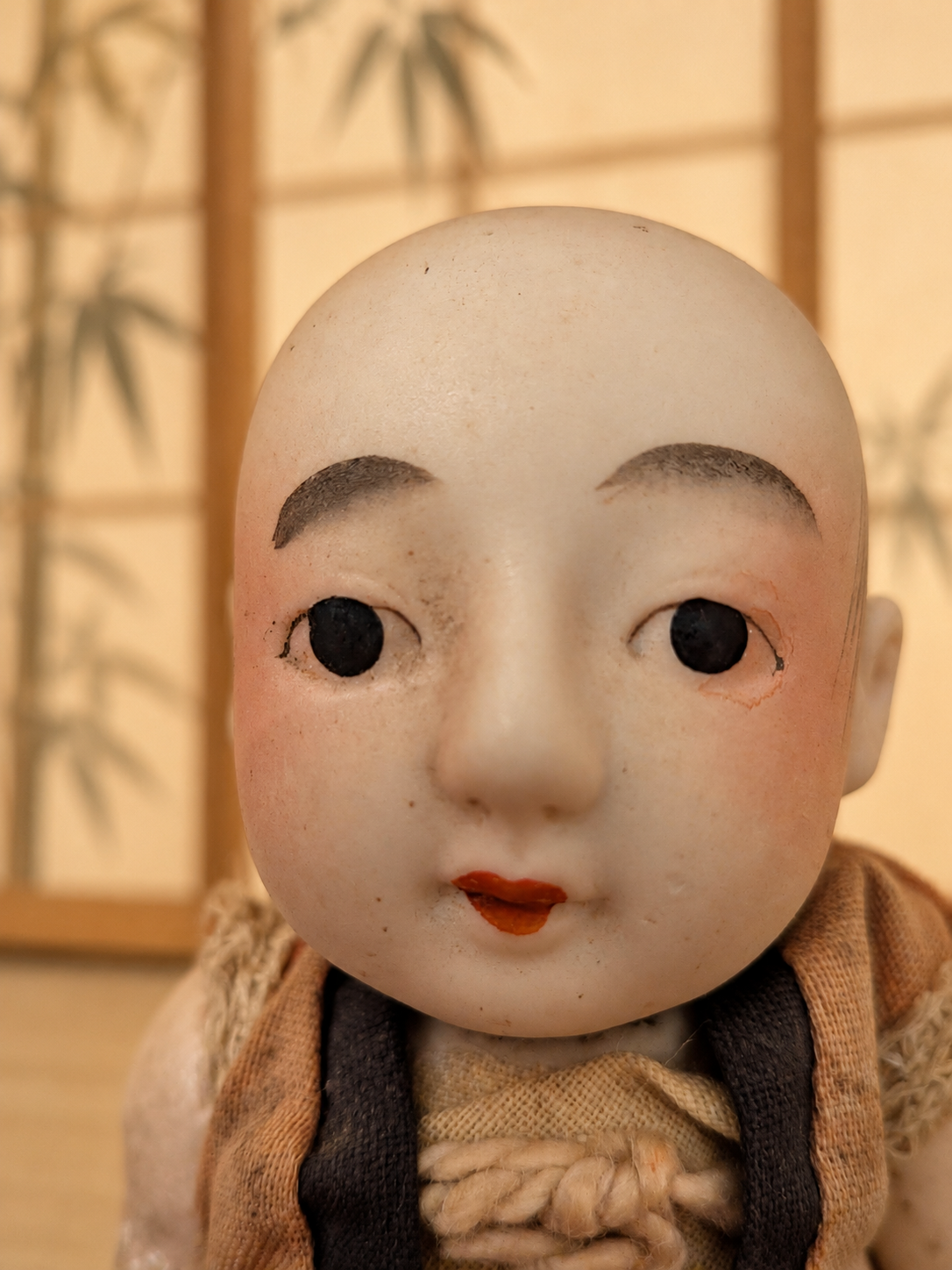 Deux poupées japonaises aux visages clairs — collection de Mireille — Portrait du bébé : yeux peints selon Mireille, sourcils foncés et bouche colorée — vue 3.
