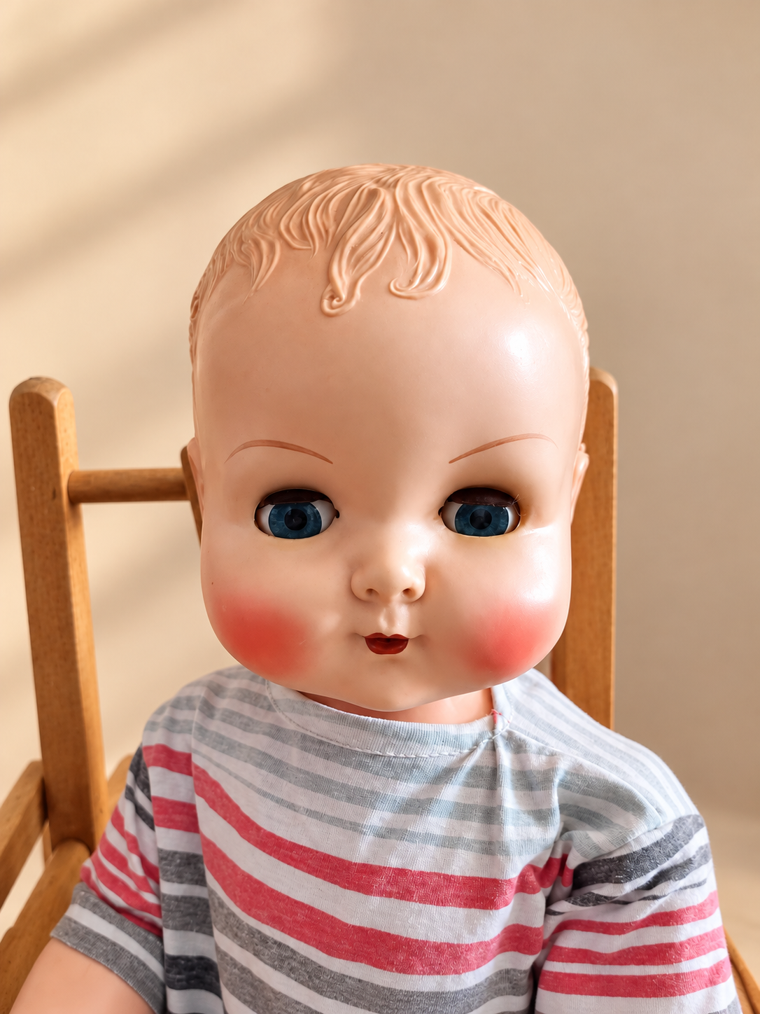 Deux poupées marcheuses mécaniques — Roddy et EEGEE — Roddy : portrait, cheveux clairs moulés, yeux bleus et blouse rayée — vue 1.