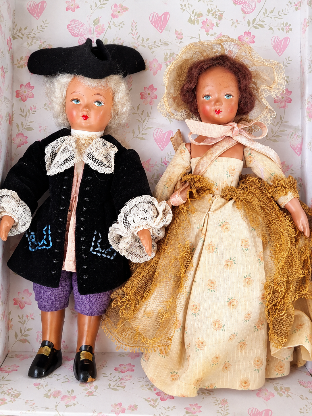 Deux mignonnettes Unica en costumes de style ancien — collection de Karin — Les deux mignonnettes Unica de Karin, en costumes de style ancien ; terre de pipe et années 1950 indiquées par la collectionneuse — vue 1.