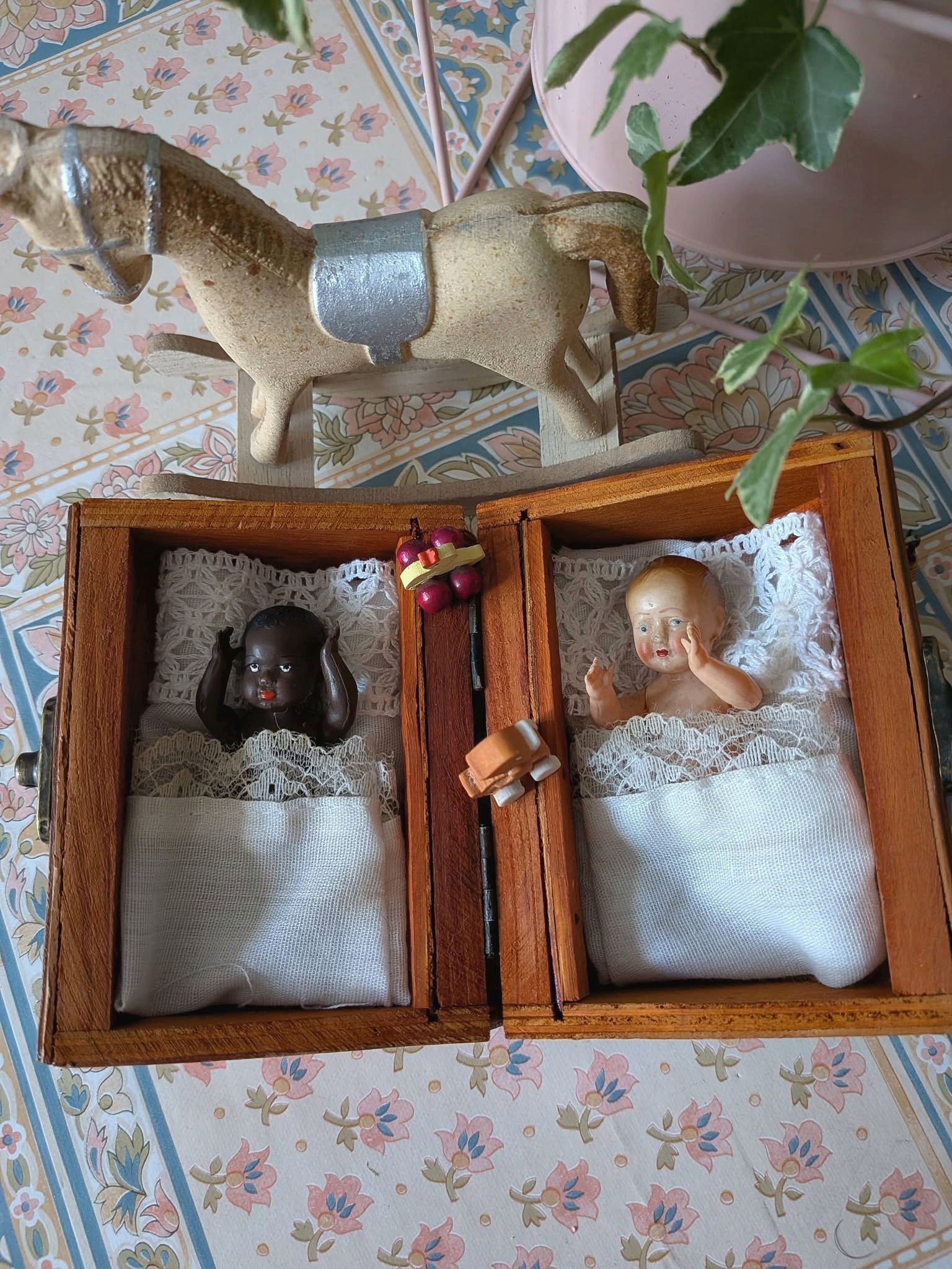 Deux petits baigneurs en celluloïd dans leur mallette — collection de Mireille — Vue d’ensemble des deux couchages — vue 5.