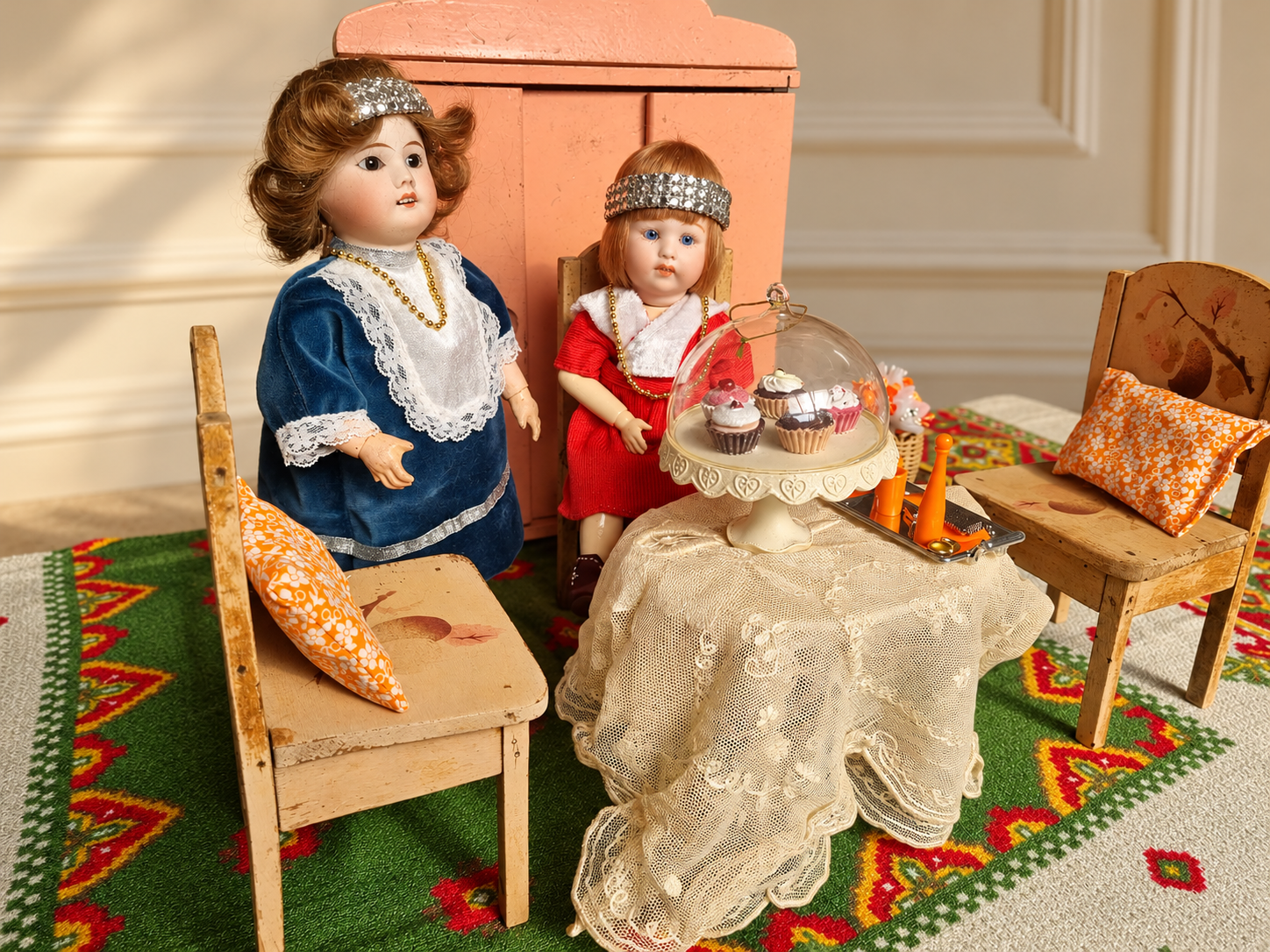Bleuette et Loulotte — un bon dimanche chez Chris — Vue rapprochée des deux poupées autour de la table couverte de dentelle — vue 2.