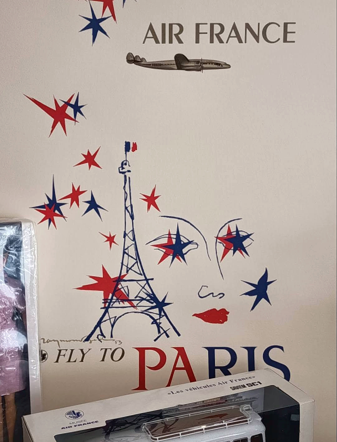 Air France — poupée mannequin et uniforme Balenciaga (1969) — Affiche Air France « Fly to Paris » accompagnant la présentation — vue 6.