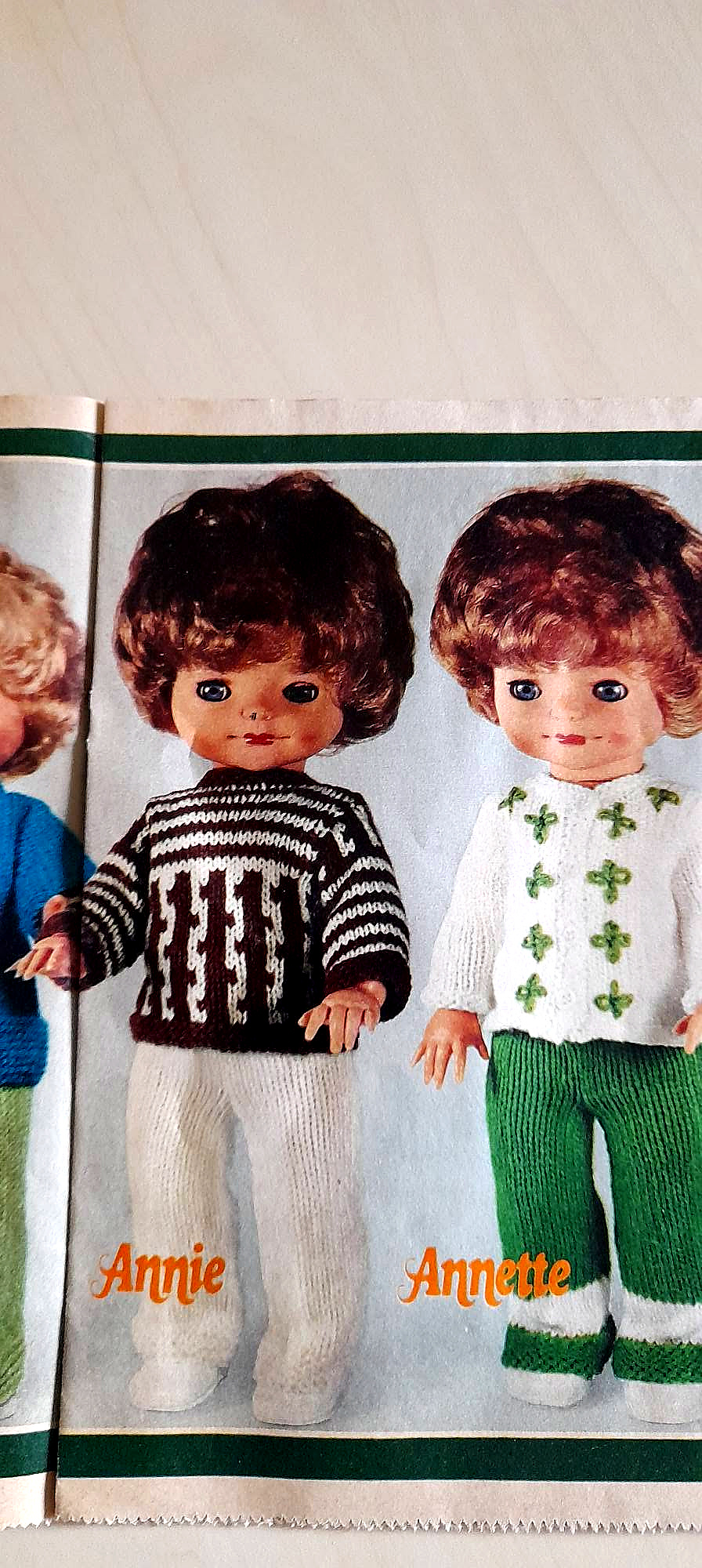Modes de Paris, 1976 — poupées à coudre et garde-robe d’hiver, archives de Karin — Annie et Annette : ensembles tricotés présentés dans Modes de Paris — vue 4.