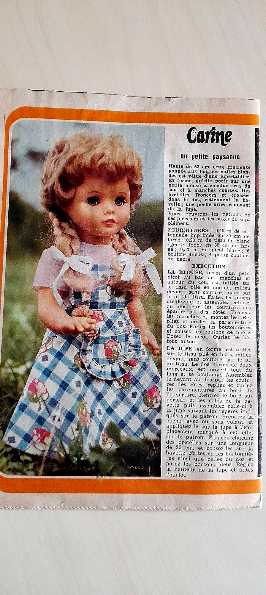 Modes de Paris, 1976 — poupées à coudre et garde-robe d’hiver, archives de Karin — Carine en petite paysanne, avec ses longues nattes et sa jupe-tablier — vue 7.