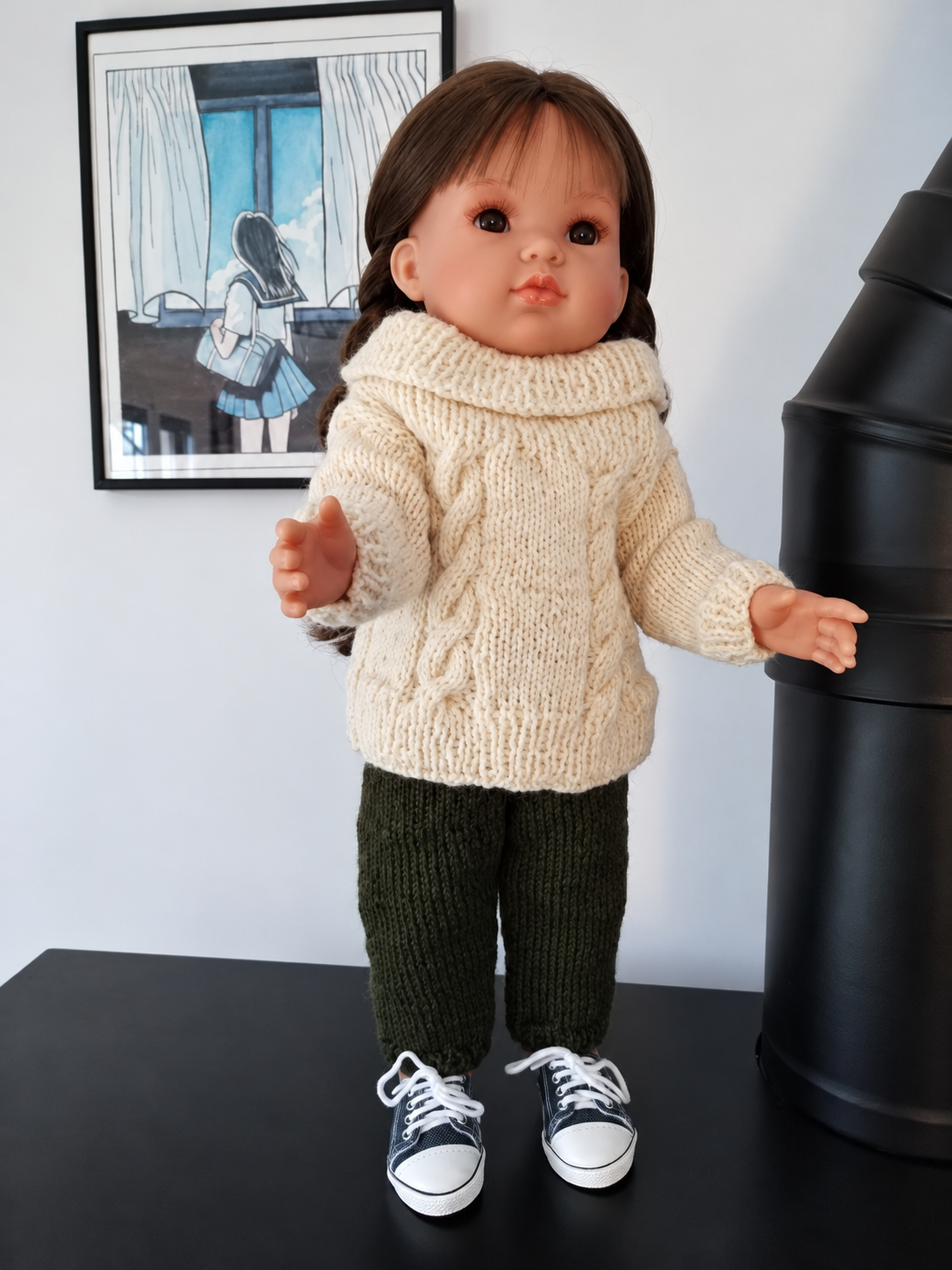 Anna, modèle Bella d’Antonio Juan — collection de Françoise — Anna en pull écru à torsades et pantalon vert foncé — vue 1.