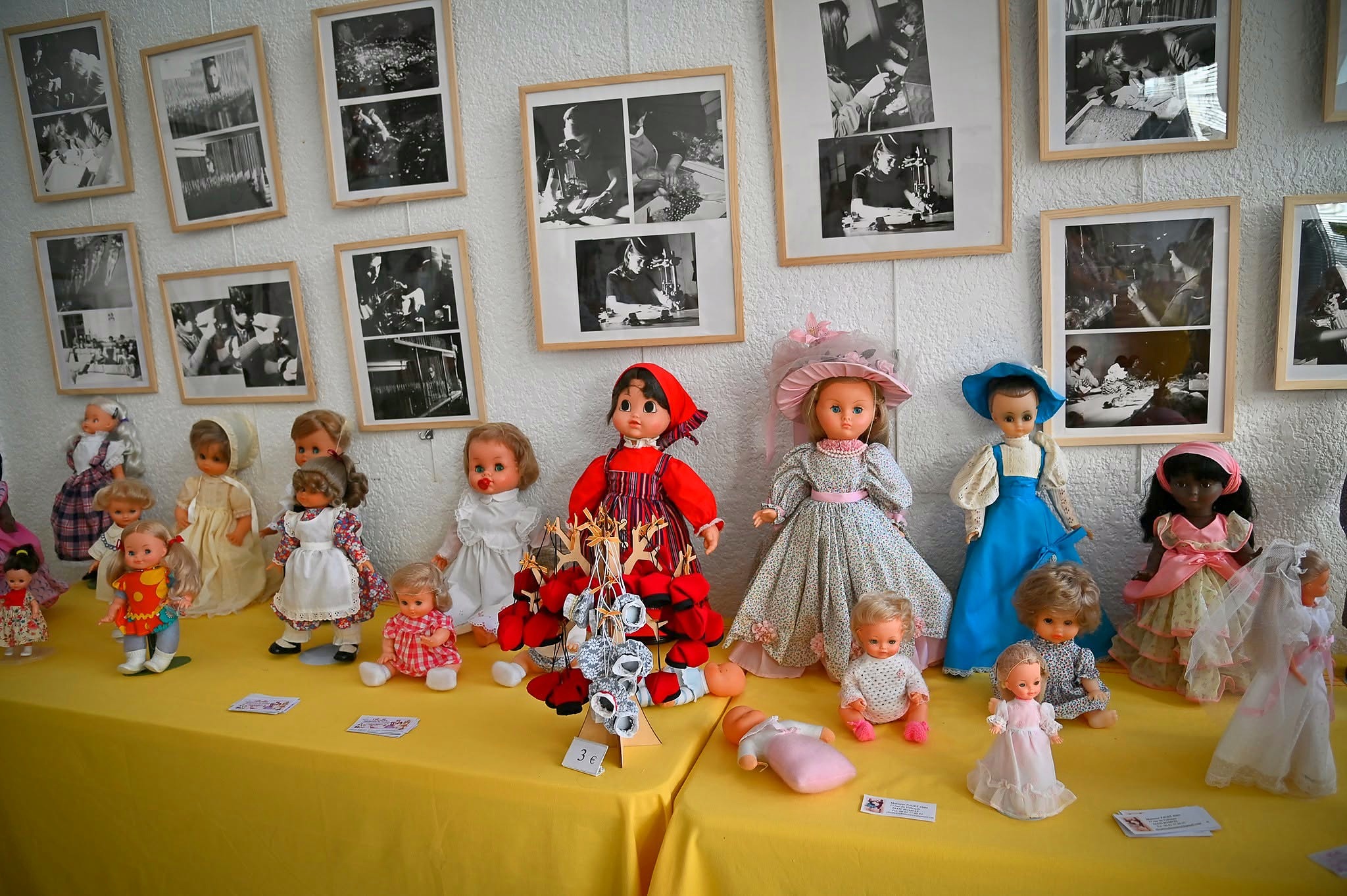 Exposition « Poupées BELLA » à Canet-en-Roussillon, été 2026 — photographie de Mireille — Exposition « Poupées BELLA », Canet-en-Roussillon, été 2026 — photographie transmise par Mireille — vue 1.