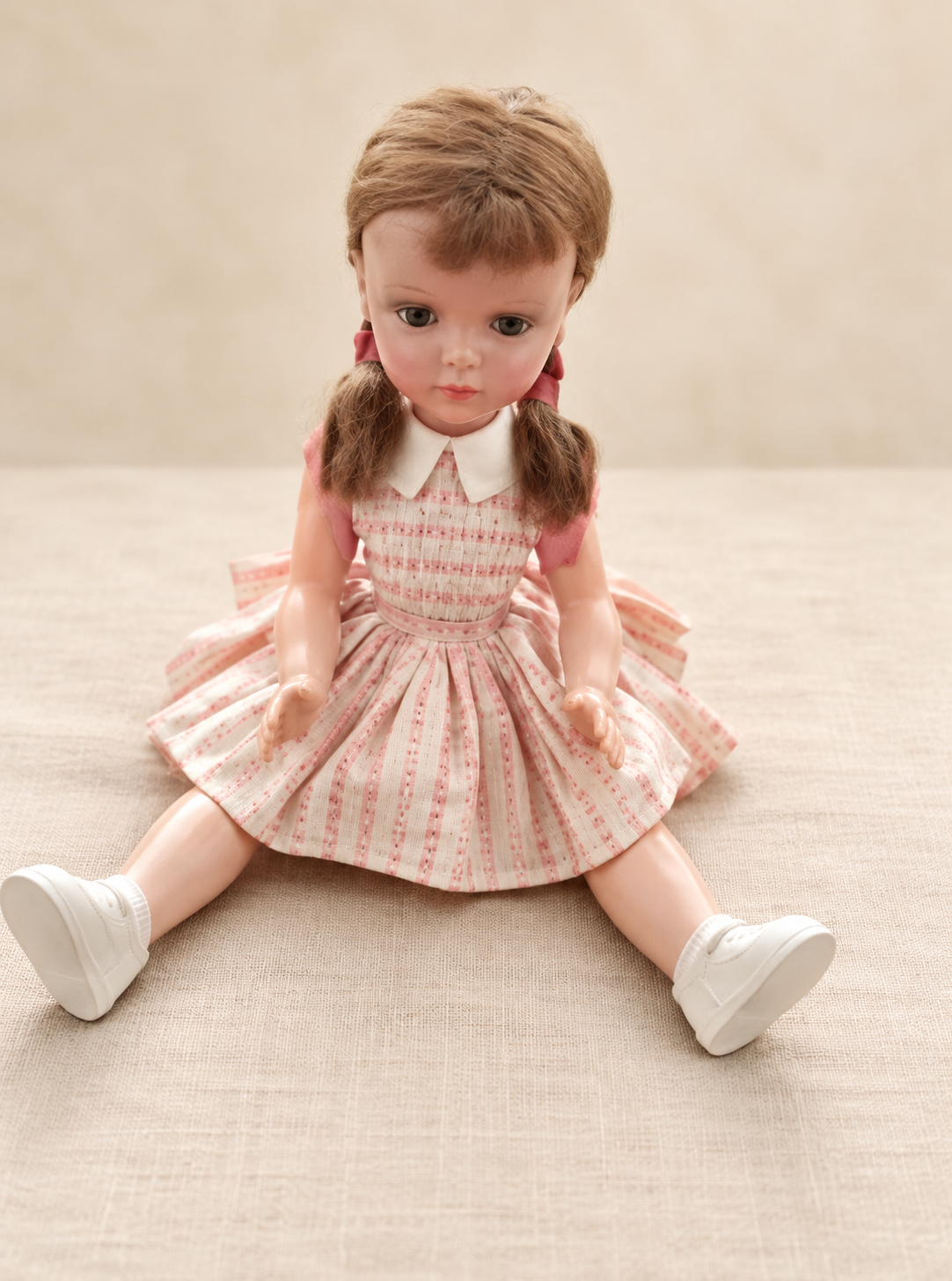 Poupée Bella de Coco — souvenir de Noël avant 1962 — La petite poupée Bella de Coco, en robe à motifs roses et chaussures blanches — vue 1.