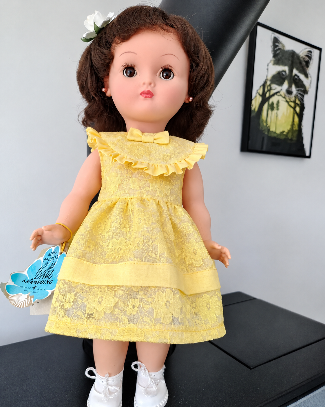 Marie-Christine, une poupée Bella et un souvenir de Noël — Marie-Christine, poupée Bella en robe jaune — vue 1.