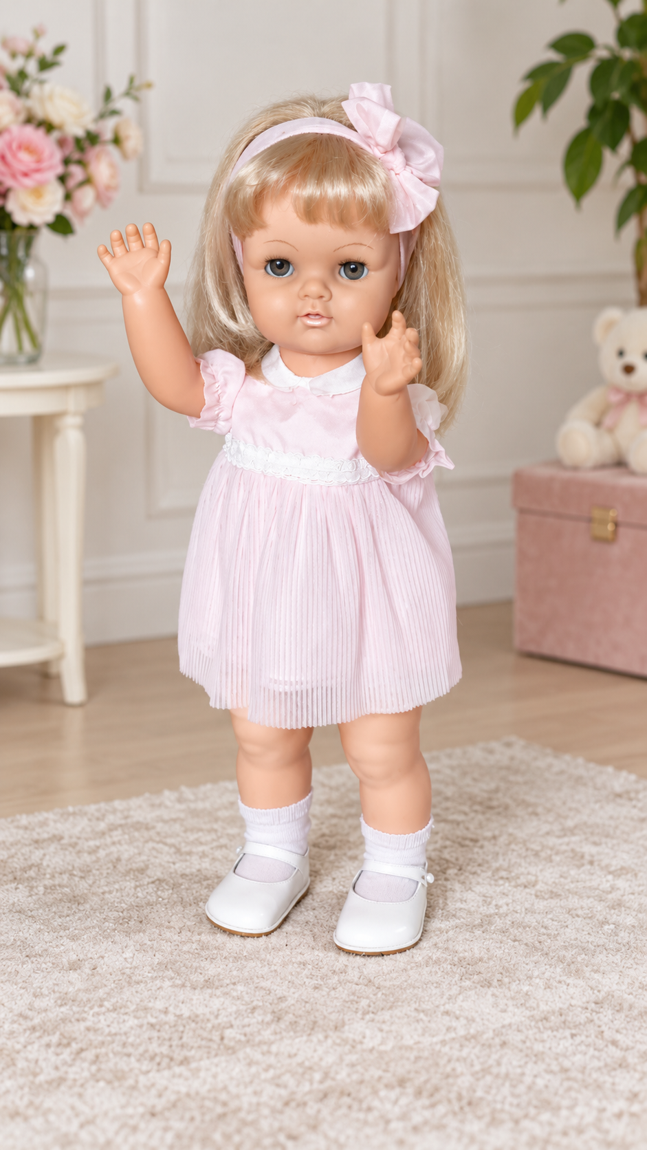 Suzie de Bella en rose et blanc — collection de Fabienne — Suzie de Bella de la collection de Fabienne, en robe rose plissée, bandeau à grand nœud et accessoires blancs. Origine de la tenue non précisée — vue 1.