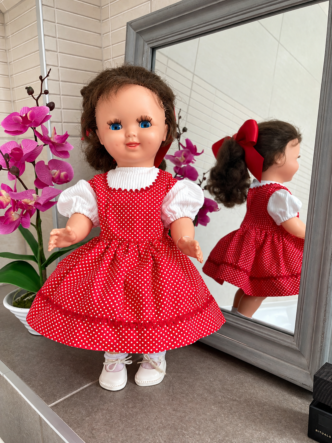Sophie aux yeux suiveurs, Clodrey — collection de Dominique — Sophie en robe rouge à pois blancs devant le miroir — vue 2.