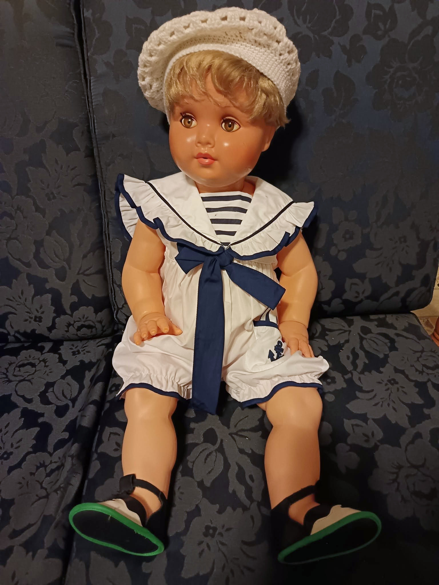 Une poupée Convert en tenue marine — collection de Susanna — La poupée Convert présentée par Susanna, en tenue blanche et bleu marine avec bonnet clair en maille — vue 1.