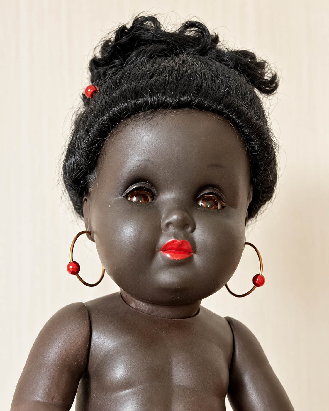 Nanouma de Convert — 35 cm — Nanouma — portrait et bijoux — vue 3.