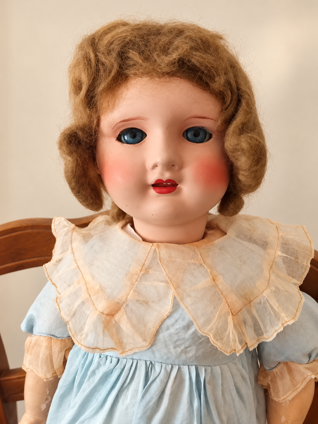 Poupée marcheuse en robe bleu pastel — collection de Vincente — Portrait de la poupée de Vincente : yeux bleus, bouche entrouverte et perruque châtain bouclée — vue 2.