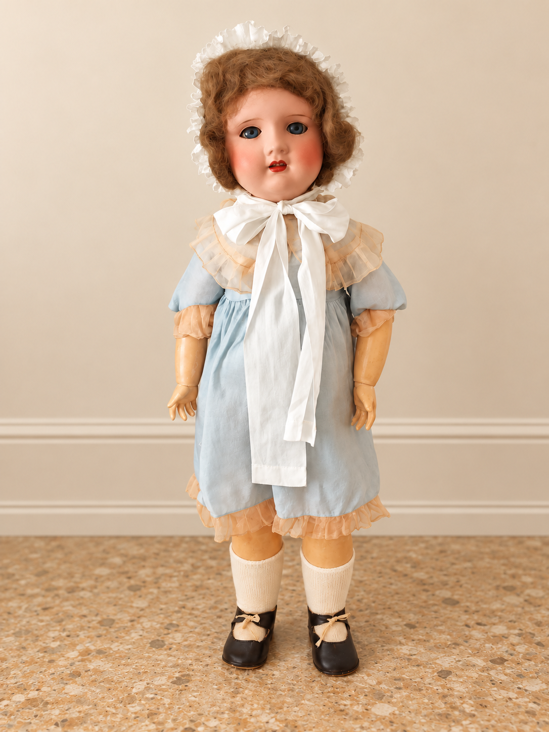 Poupée marcheuse en robe bleu pastel — collection de Vincente — Poupée marcheuse de Vincente en robe bleu pastel ; bonnet ajouté, selon sa propriétaire — vue 1.