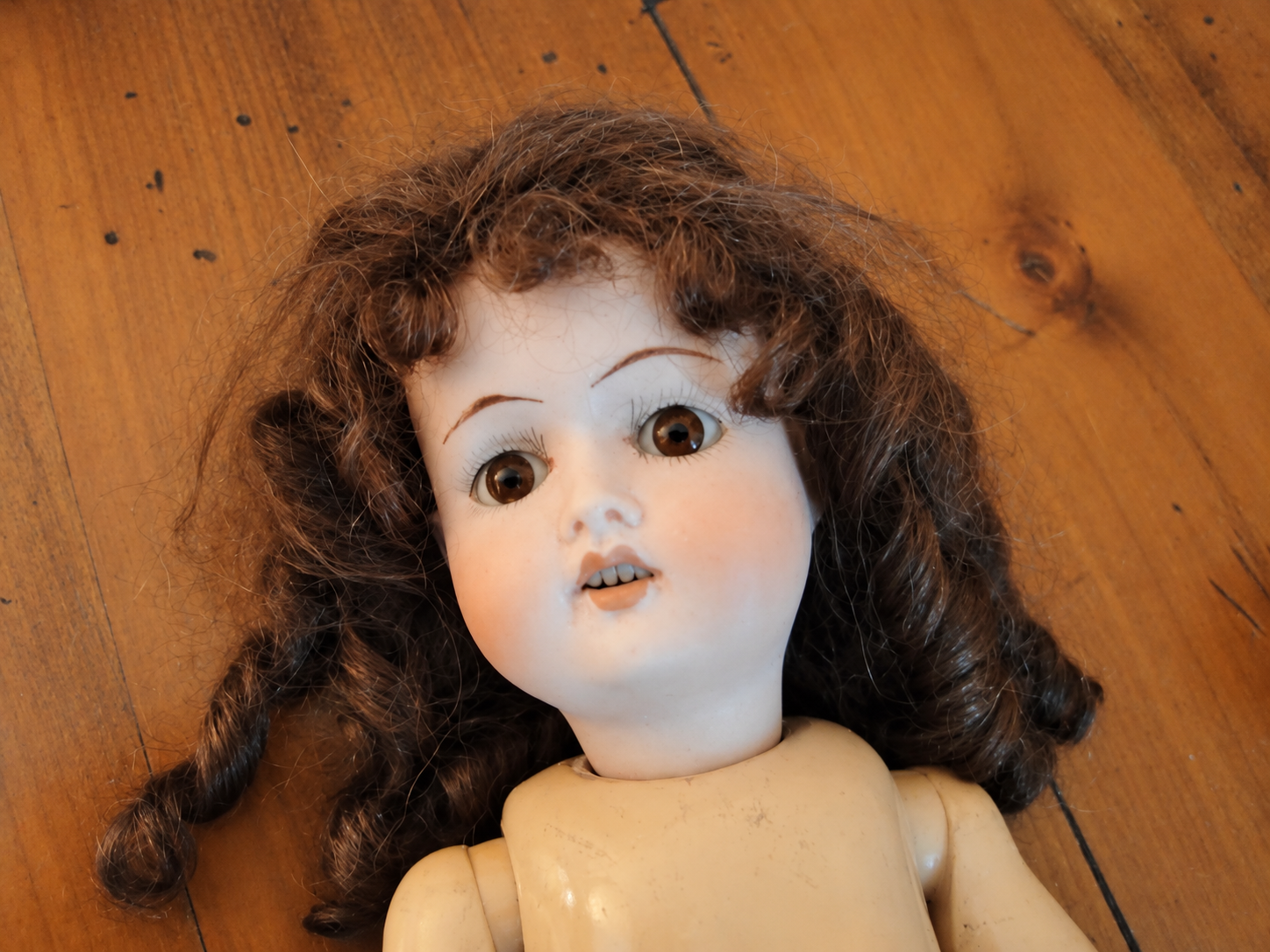 Poupée Goebel — tenue de soie — Détail du visage : yeux bruns, sourcils peints et bouche entrouverte — vue 4.