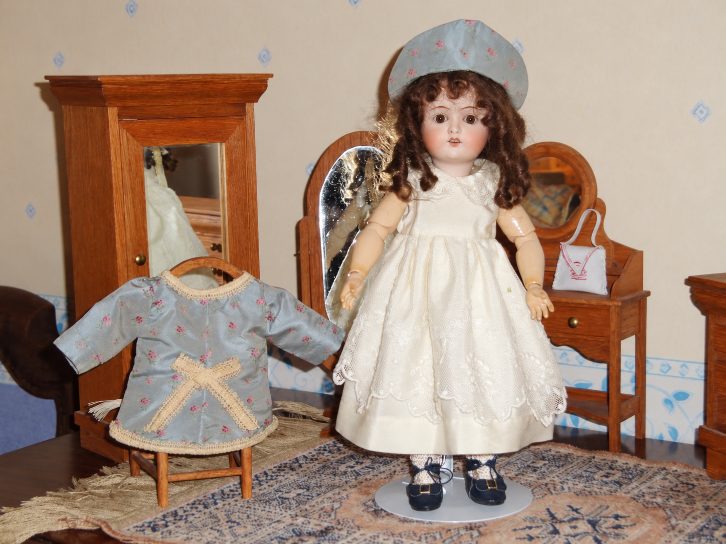 Poupée Goebel — tenue de soie — La robe crème et la veste fleurie présentée séparément — vue 3.