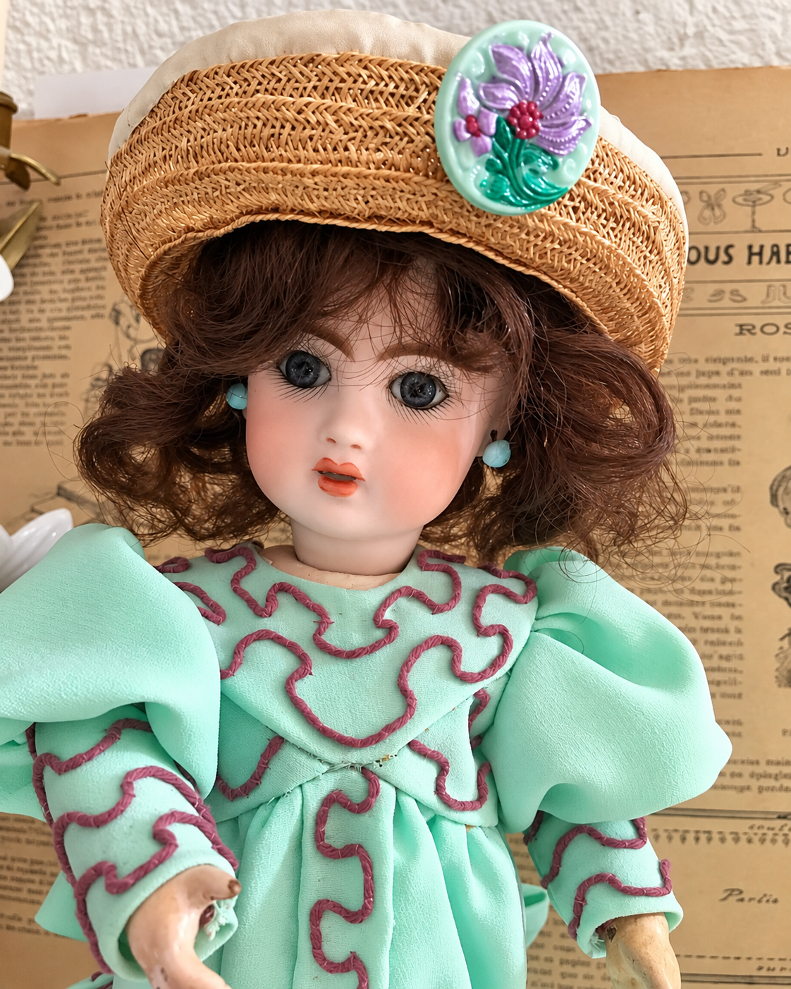 Bleuette à tête Jumeau — robe d’été de 1907 réalisée par Louise — Portrait de Bleuette et détails de la robe — vue 2.