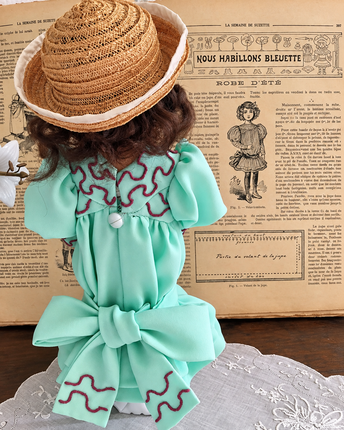 Bleuette à tête Jumeau — robe d’été de 1907 réalisée par Louise — Vue de dos : grand nœud et ornements de la robe — vue 3.