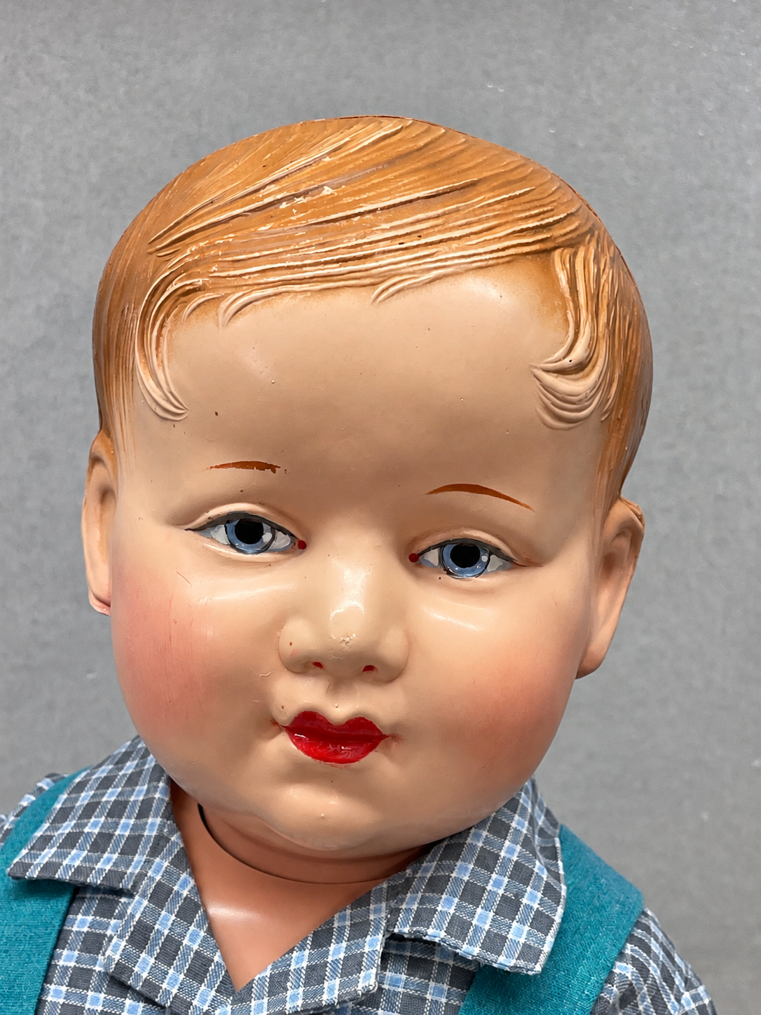 Petitcollin « deux mèches » — 45 cm, années 1930 — Gros plan du visage : yeux bleus peints, joues roses et lèvres rouges — vue 4.