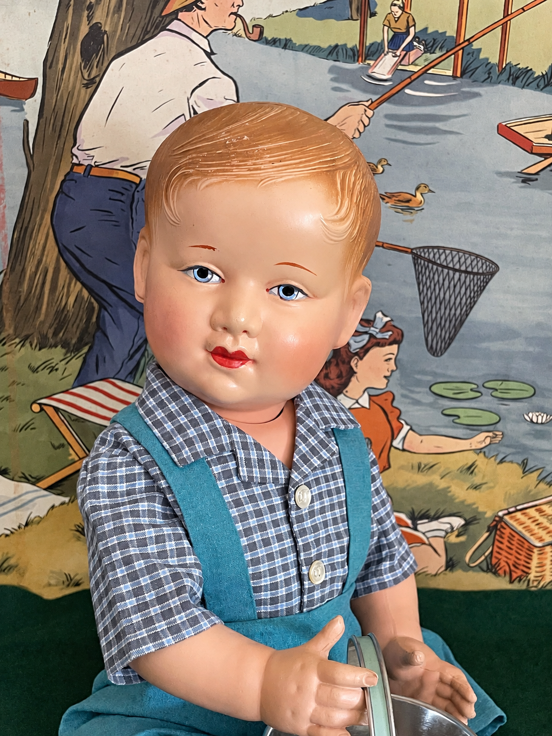 Petitcollin « deux mèches » — 45 cm, années 1930 — Portrait du baigneur dans son décor illustré de pêche — vue 2.