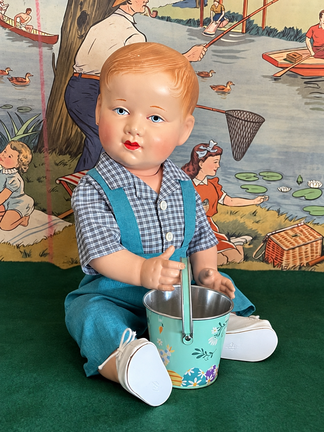 Petitcollin « deux mèches » — 45 cm, années 1930 — Vue d’ensemble : chemise à carreaux, salopette turquoise, chaussures blanches et petit seau décoré — vue 1.