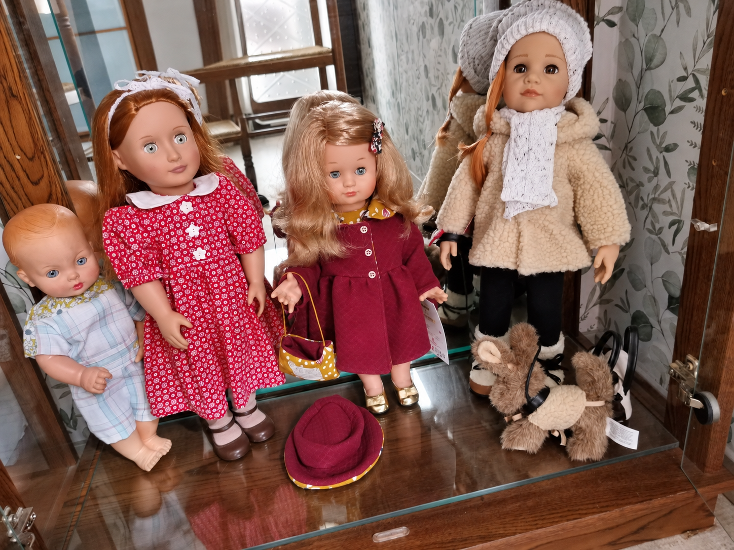 La dernière vitrine de Françoise — Ratti, Our Generation, Franie et Hannah — La dernière vitrine de Françoise : un poupon Ratti, une poupée Our Generation, Franie de Petitcollin et Hannah de Götz avec son petit chien — vue 1.