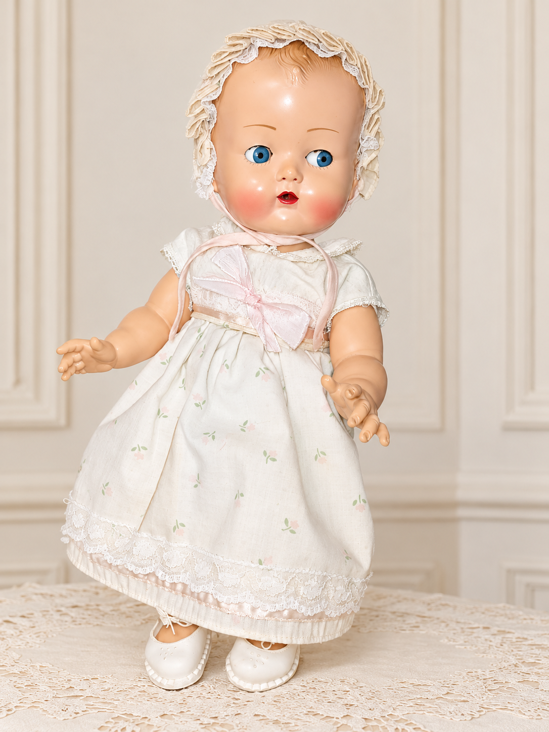 Caroline de Raynal — robe et bonnet confectionnés par Lydia — Autre vue de Caroline debout dans la tenue confectionnée par Lydia — vue 6.