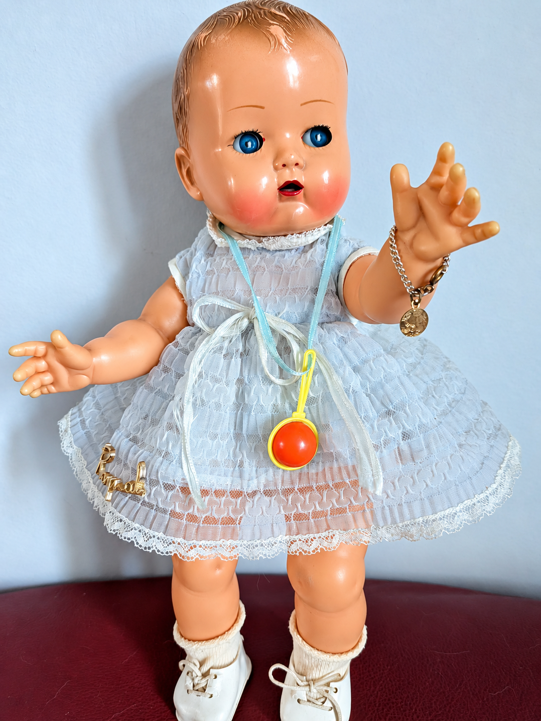 Caroline de Raynal, 33 cm — collection de Mireille — Caroline de Raynal, 33 cm selon Mireille, en robe bleu pâle à dentelle avec un petit hochet — collection de Mireille — vue 1.