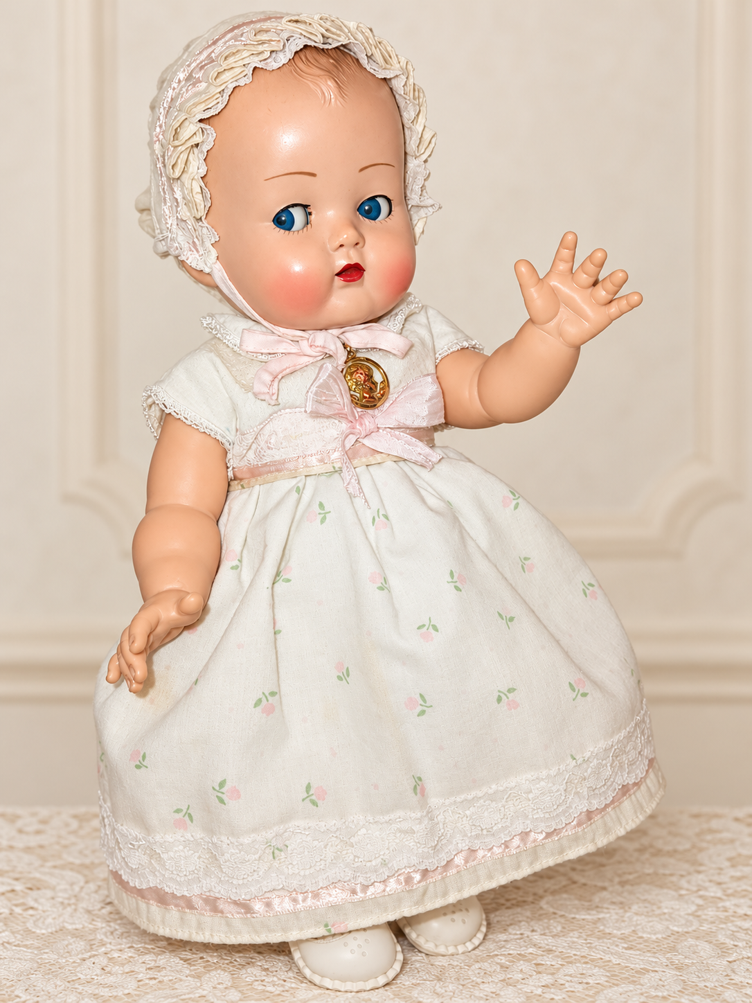 Caroline de Raynal — robe et bonnet confectionnés par Lydia — Caroline de Raynal présentée par Lydia, avec sa robe fleurie et son bonnet confectionnés à la main — vue 1.