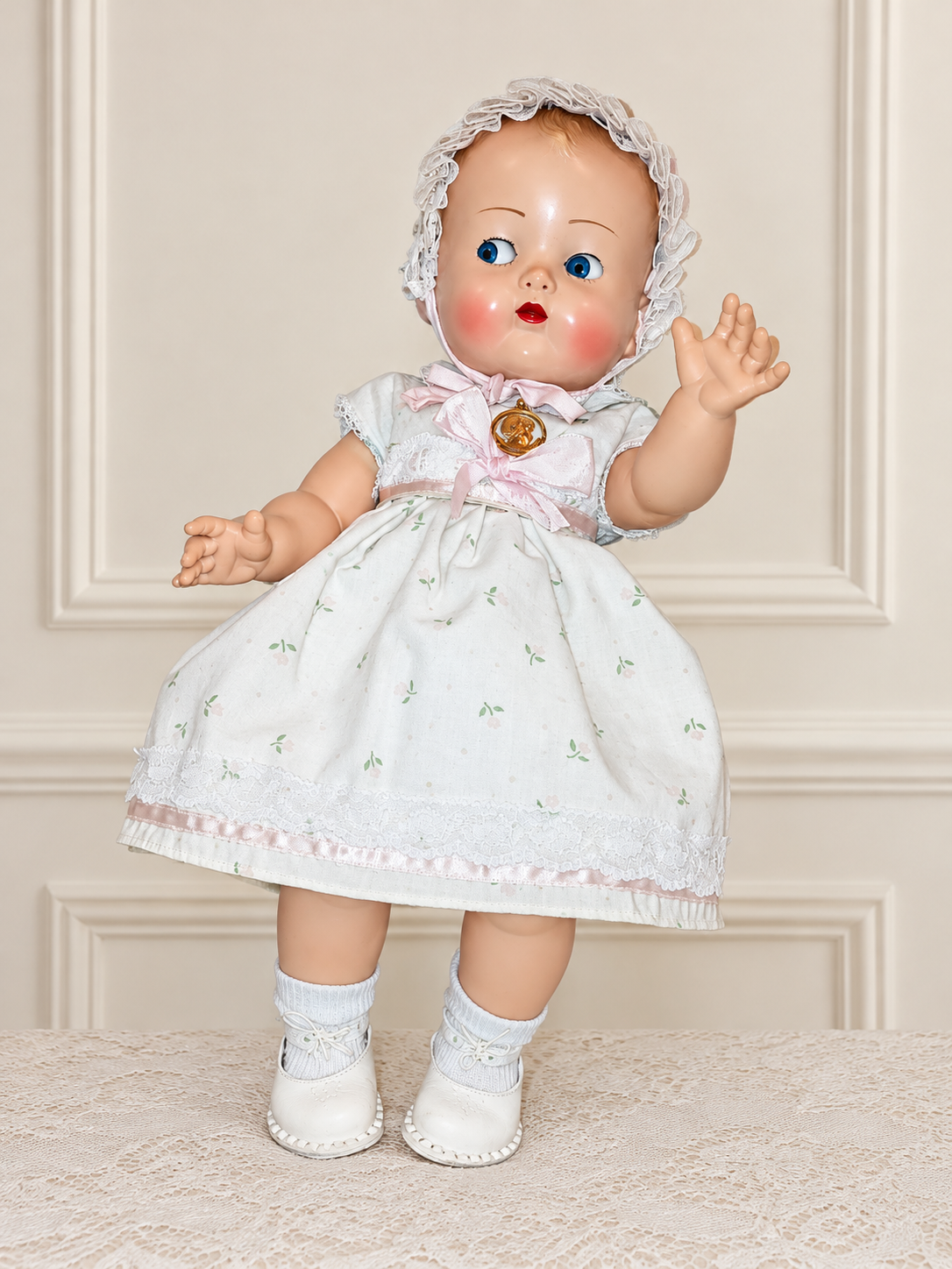 Caroline de Raynal — robe et bonnet confectionnés par Lydia — Caroline debout : robe fleurie, bonnet assorti, chaussettes et chaussures claires — vue 4.