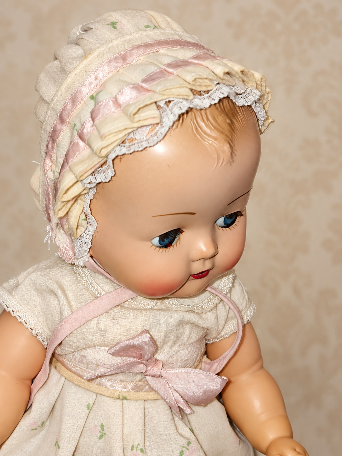 Caroline de Raynal — robe et bonnet confectionnés par Lydia — Portrait de Caroline : détails du bonnet, des cheveux moulés et du corsage — vue 7.