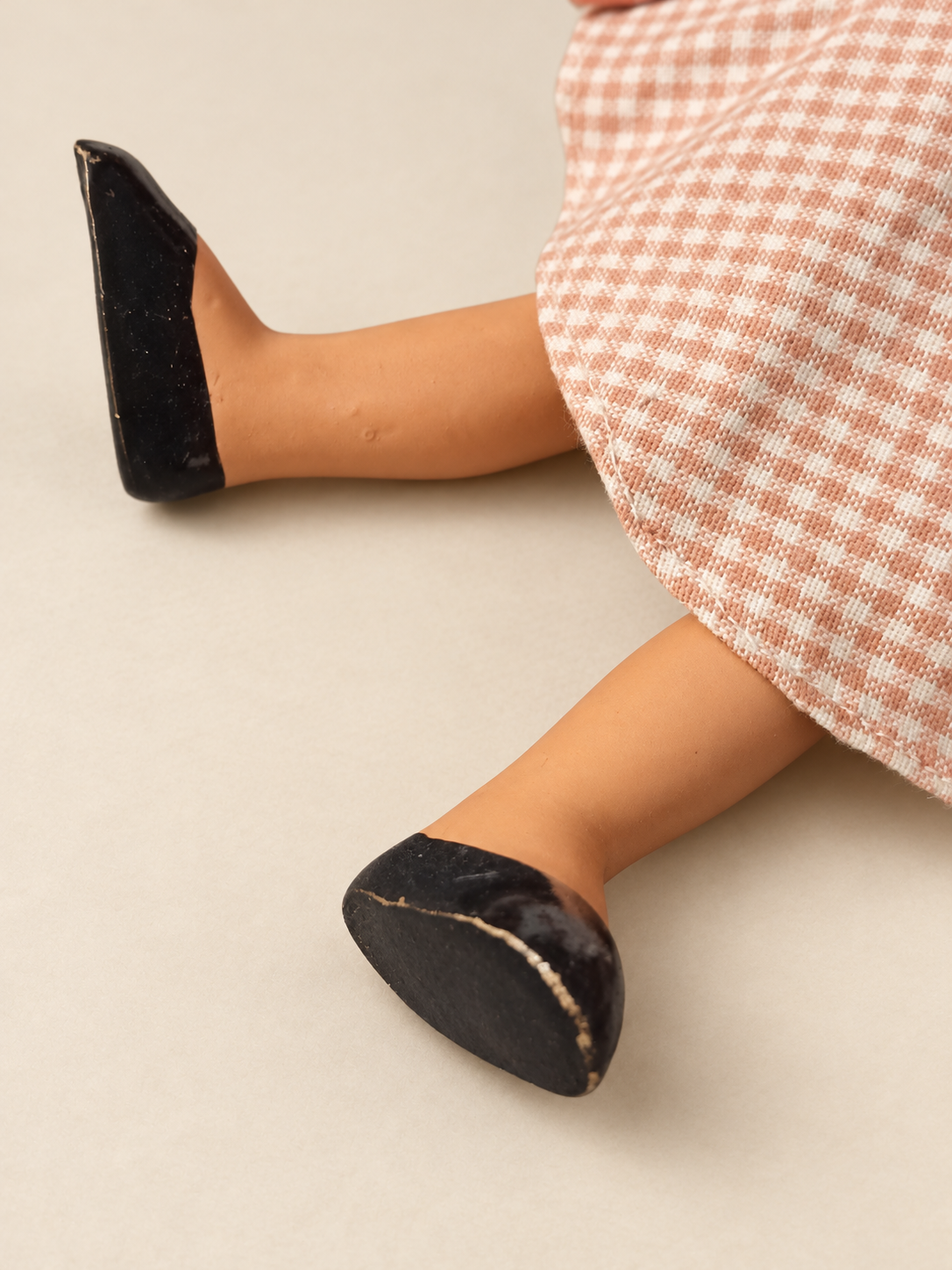 Lili d’Unica, son coffret et ses vêtements cousus main — collection de Françoise — Chaussures peintes — vue 10.