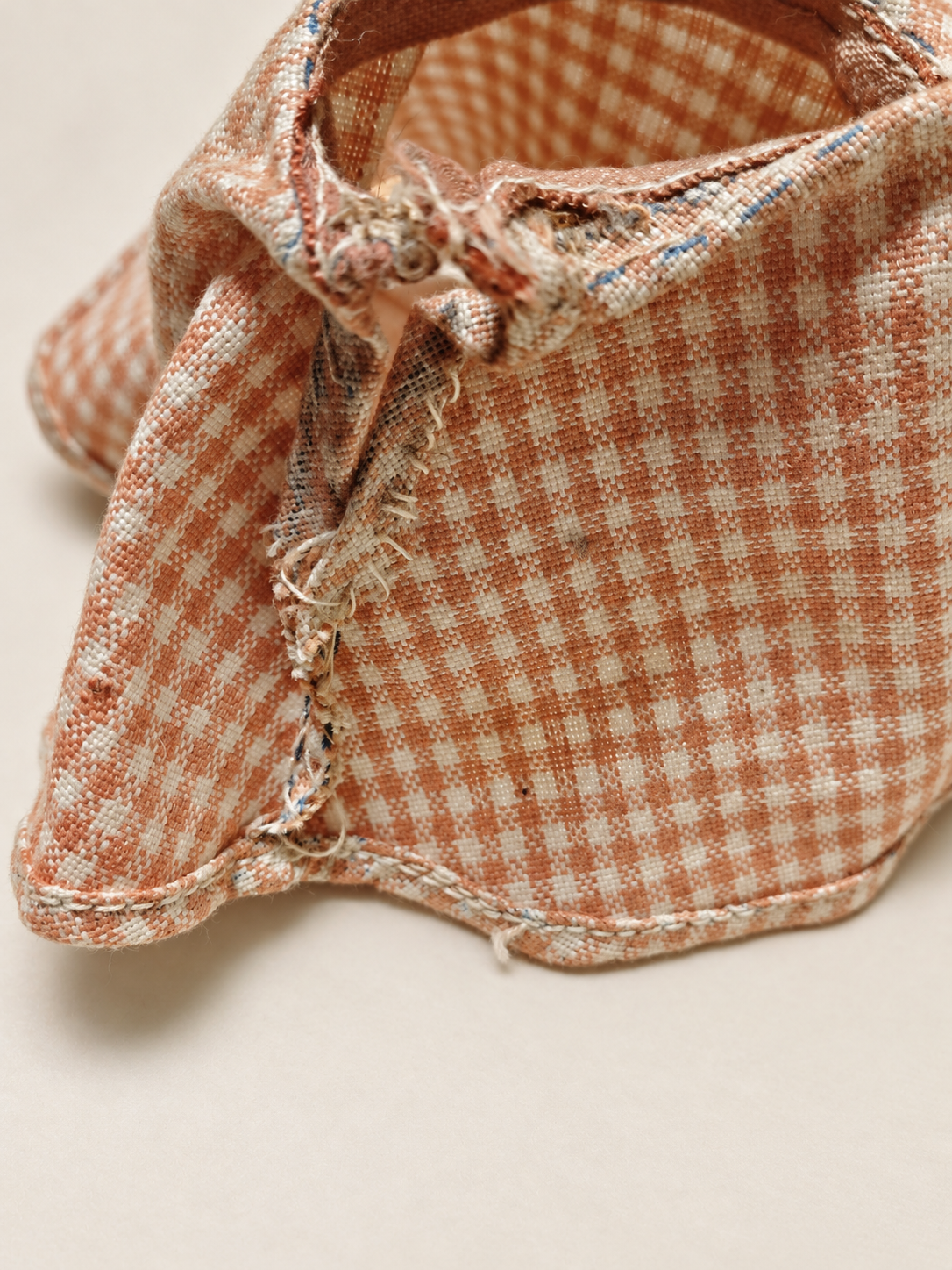 Lili d’Unica, son coffret et ses vêtements cousus main — collection de Françoise — Coutures à la main — vue 12.