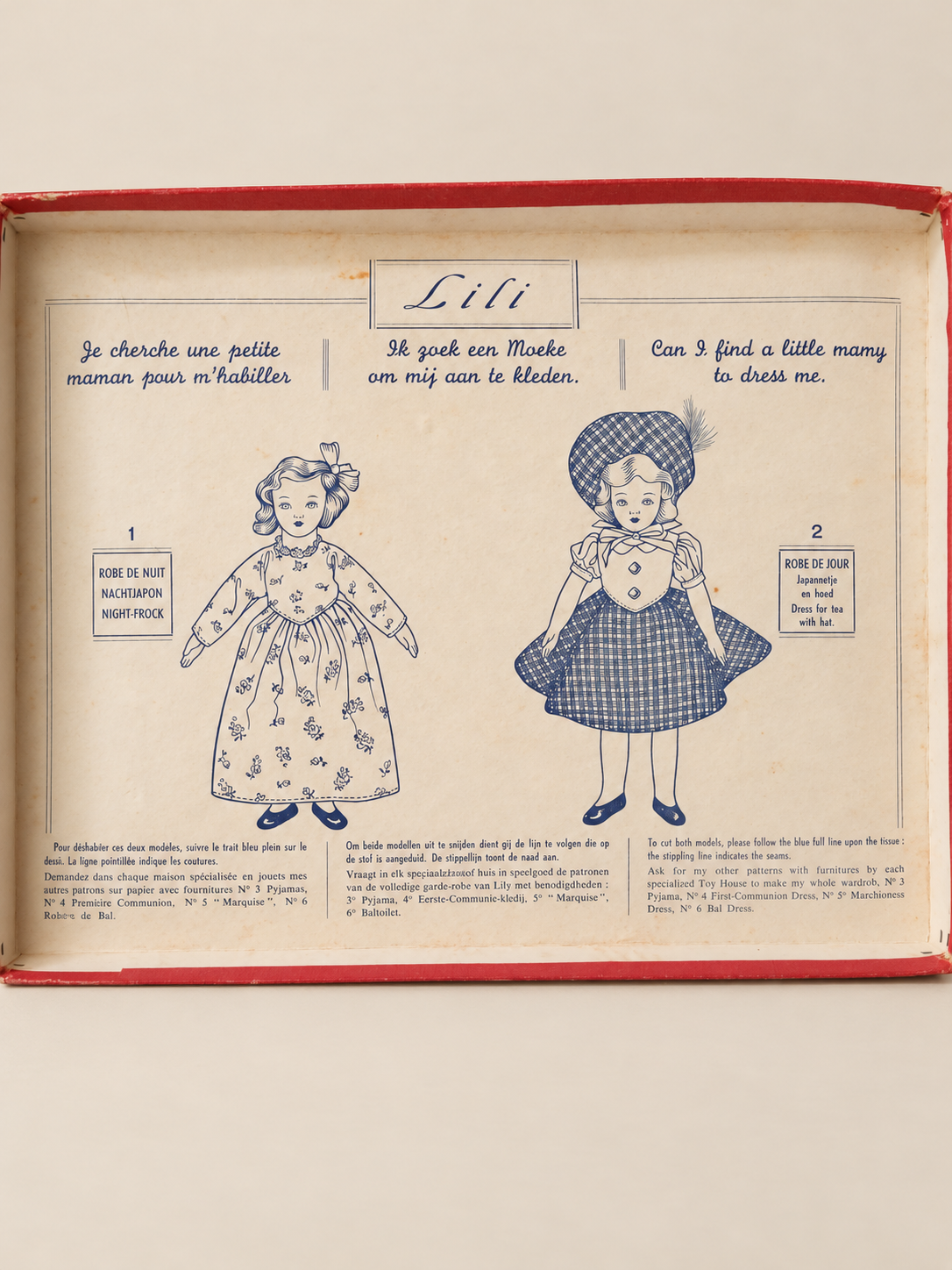 Lili d’Unica, son coffret et ses vêtements cousus main — collection de Françoise — Couvercle du coffret Lili et modèles de vêtements — vue 2.