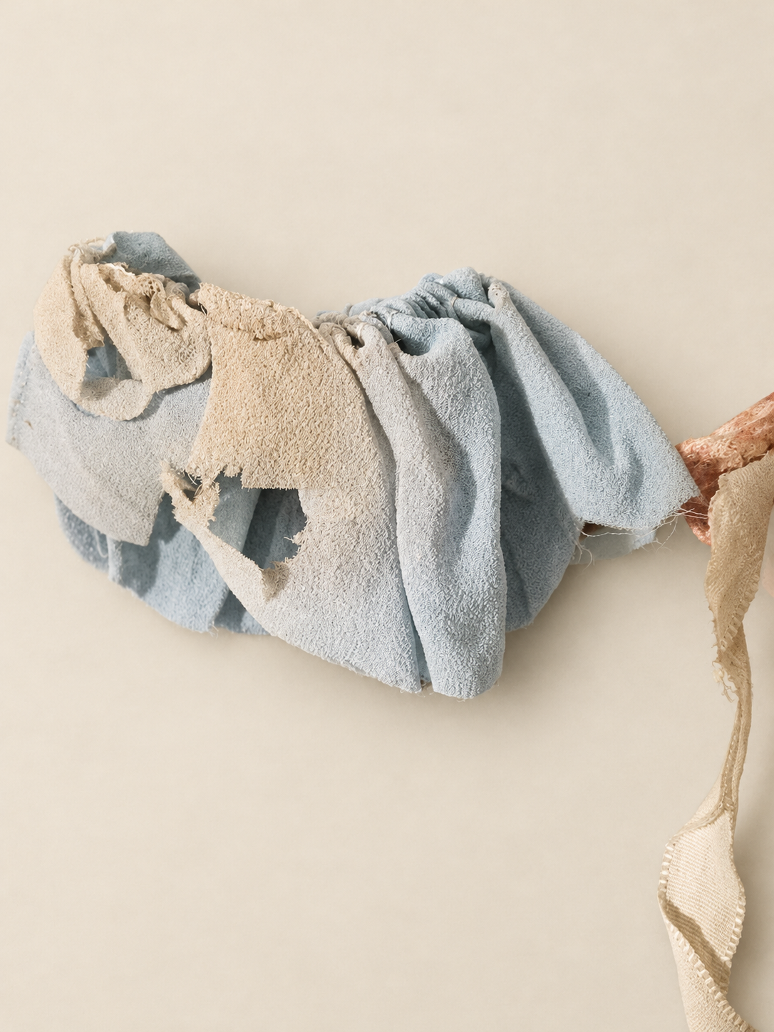 Lili d’Unica, son coffret et ses vêtements cousus main — collection de Françoise — Détail d’un vêtement bleu — vue 6.